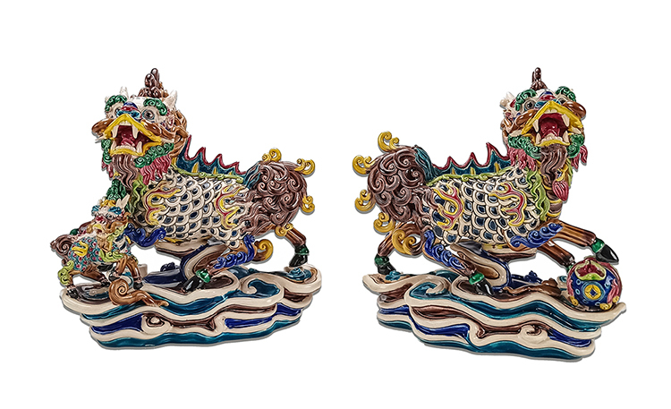 鹿港窯禮品館：交趾陶麒麟對，傳承與創新的藝術結合，寓意繁榮與保護。