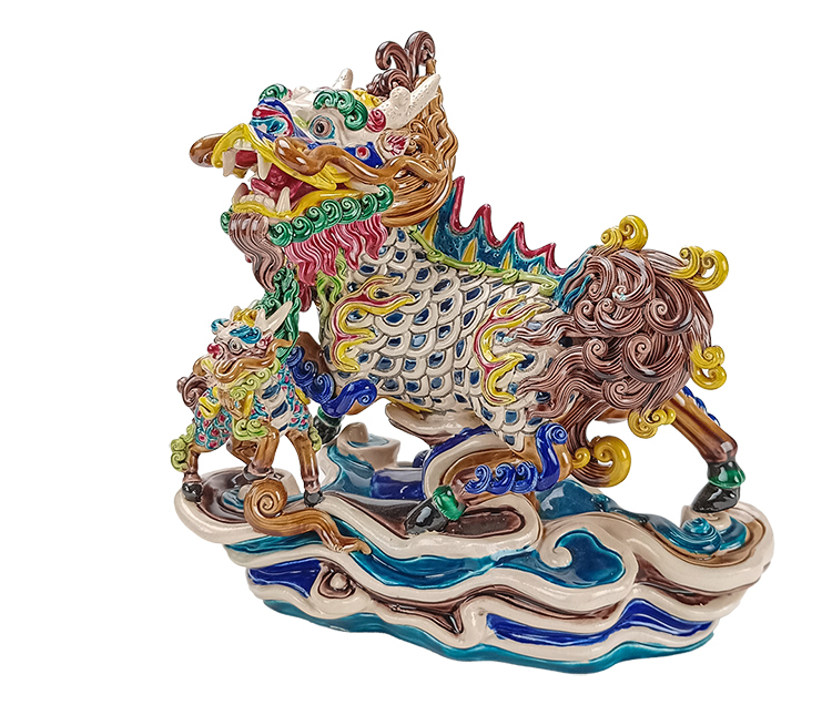 鹿港窯禮品館：交趾陶麒麟對，傳承與創新的藝術結合，寓意繁榮與保護。