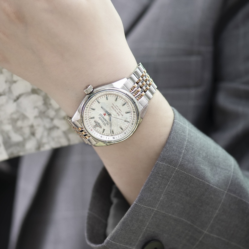 VIVIENNE WESTWOOD 手錶 37mm 腕錶 石英機芯 不鏽鋼錶帶 銀色錶盤 50米防水