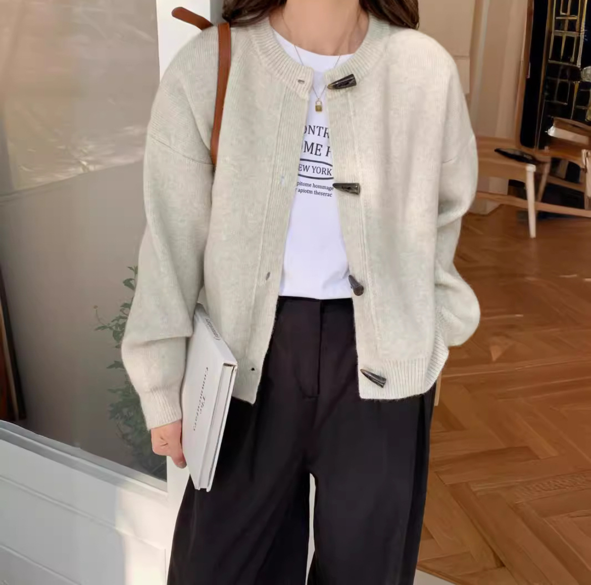 正韓ᴷᴼᴿᴱᴬ 🇰🇷氣質設計感牛角扣針織開衫毛衣外套（四色）