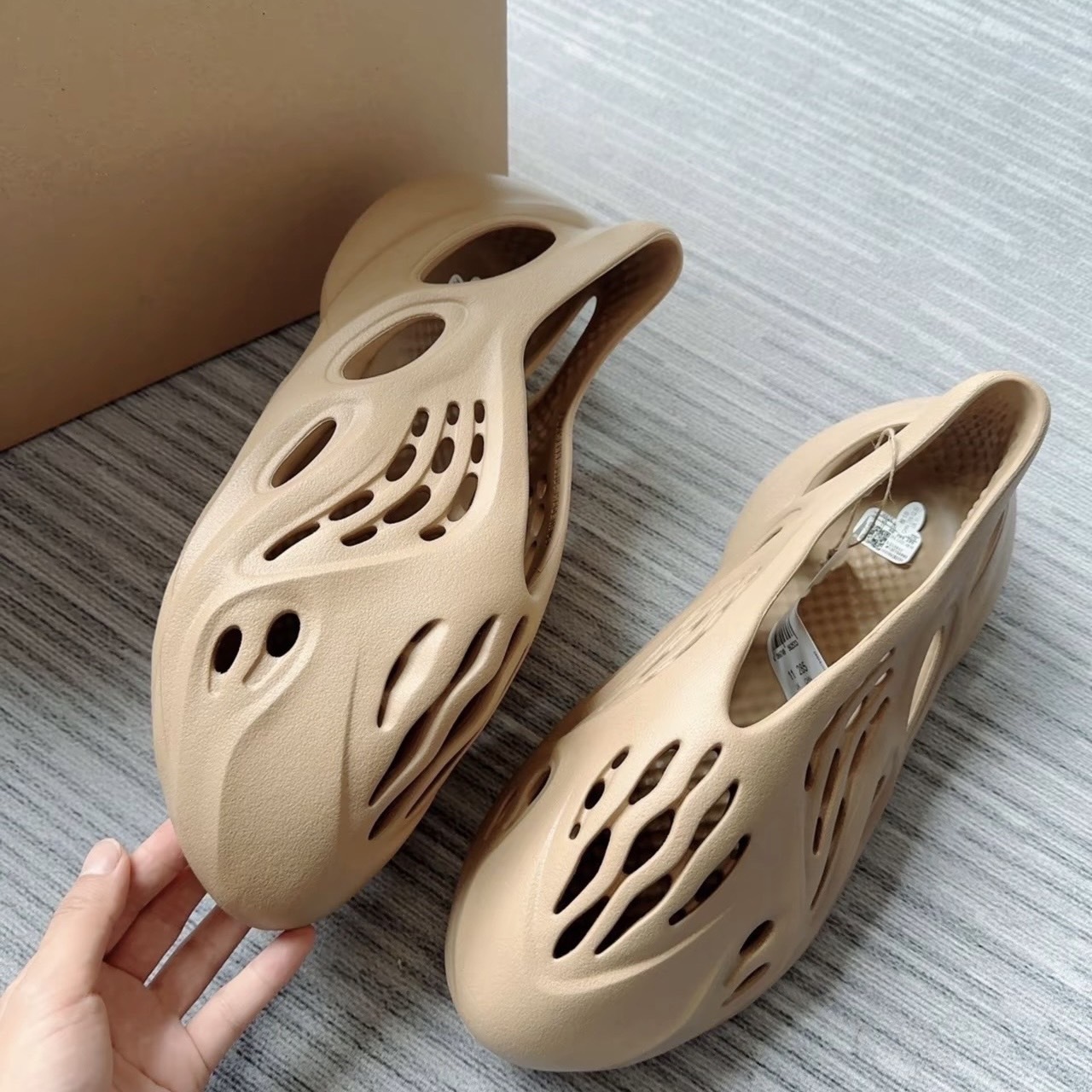 ADIDAS YEEZY FOAM RUNNER CLAY TAUPE 淺棕 奶茶 洞洞鞋  GV6842