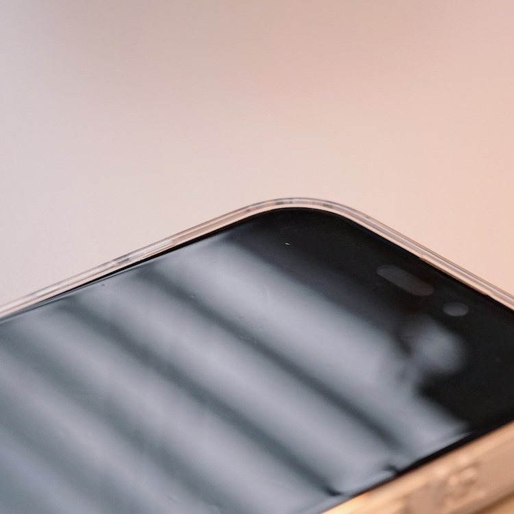 手機殼厚度達 2 mm，可提供手機完整的防摔保護力。