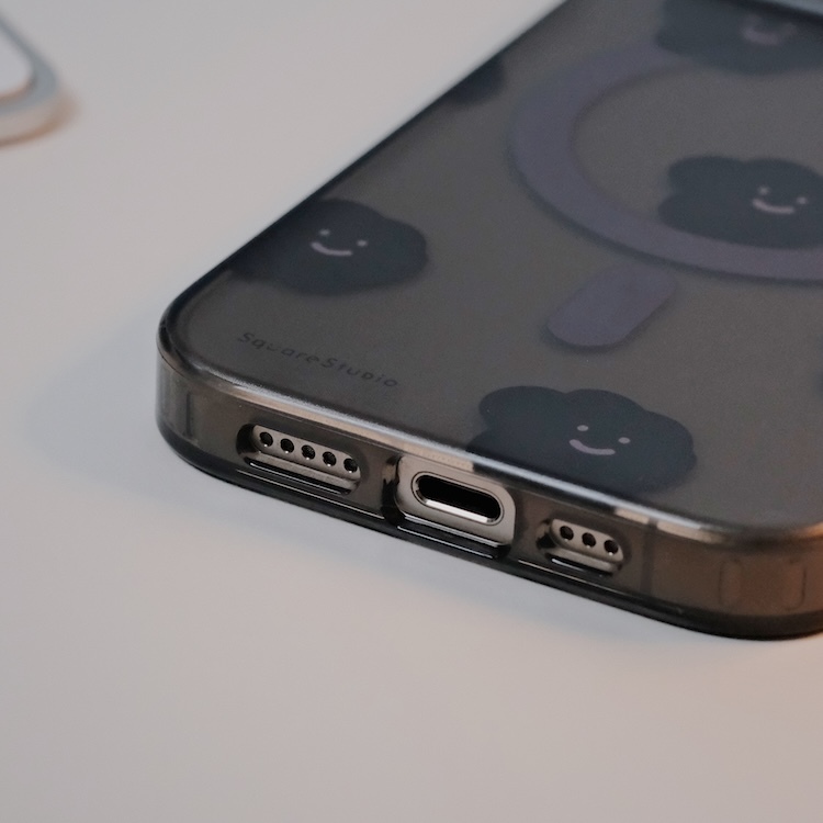 手機殼厚度達 2 mm，可提供手機完整的防摔保護力。