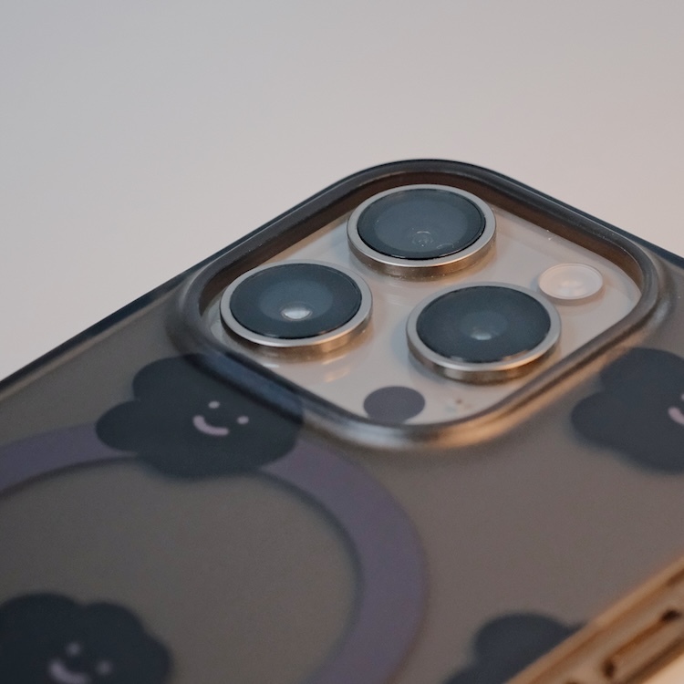 鏡頭框皆為大孔款式，且高於相機鏡頭。