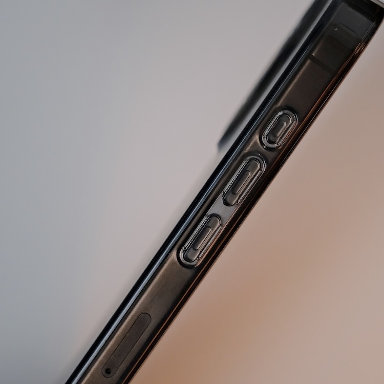 鏡頭框皆為大孔款式，且高於相機鏡頭。