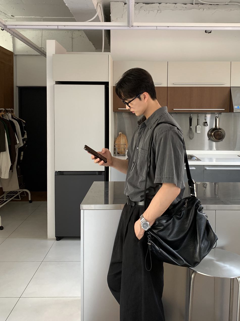 扣繩皮革斜背包