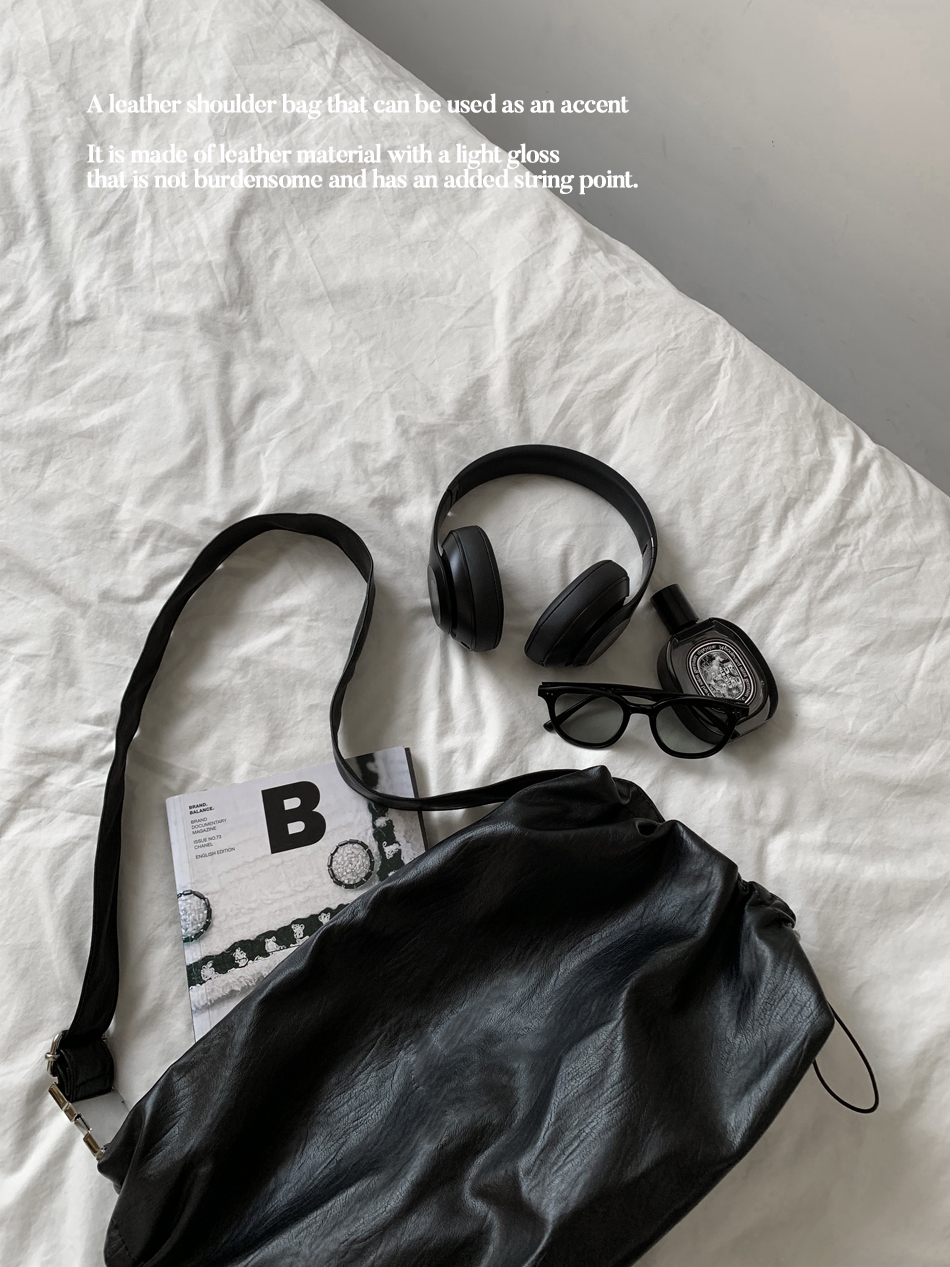 扣繩皮革斜背包