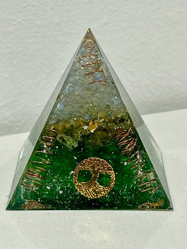 [S] GEMZ & CO CLTF PYRAMID OF WEALTH PERIDOT/OPAL/GREEN GLASS DISPLAY , Z96 (Z96)