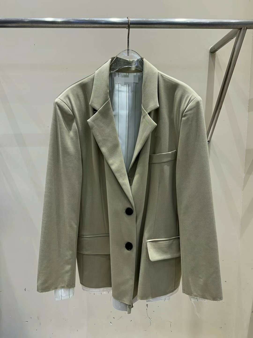 下擺不收邊直紋內裡西裝