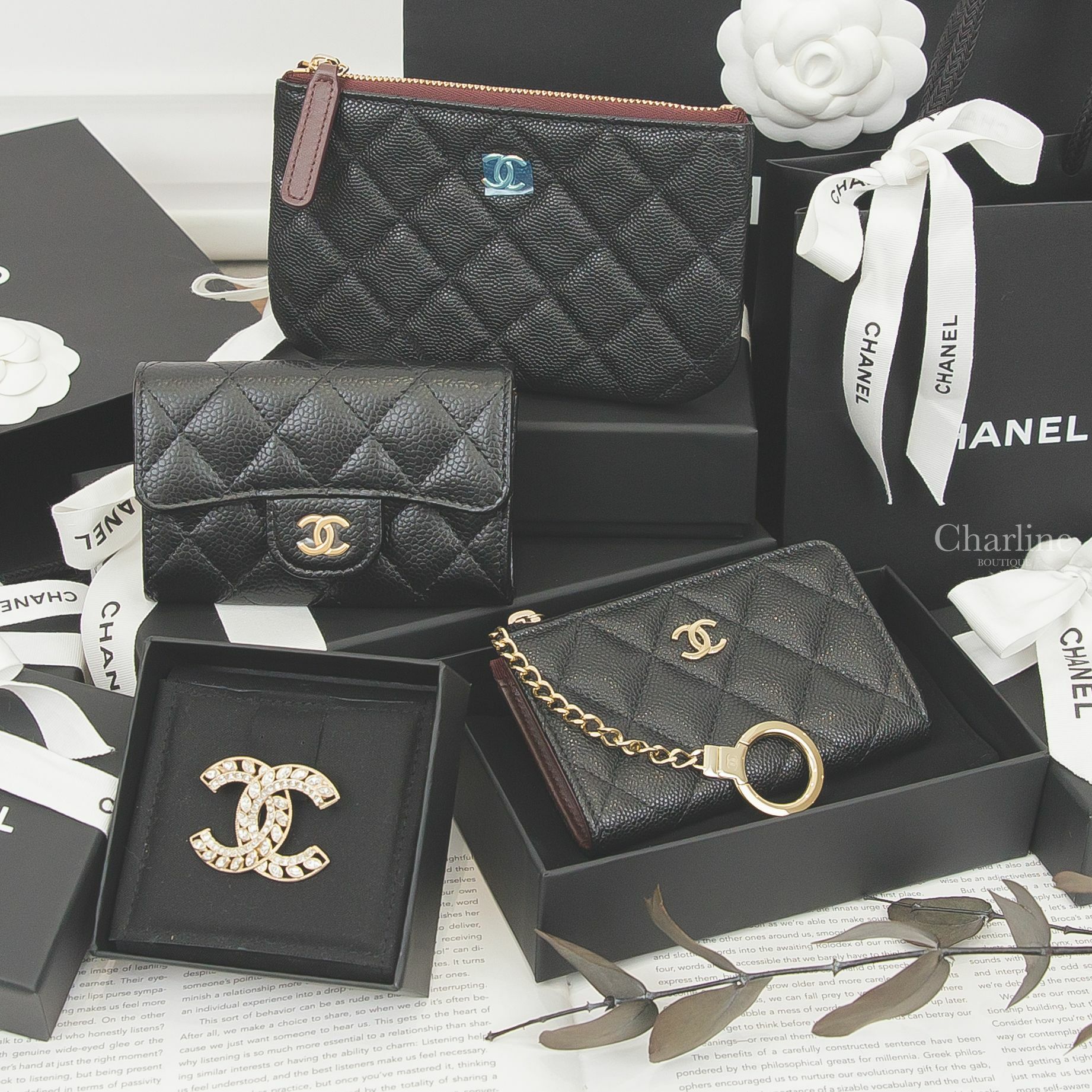 Chanel 黑色金CC酒紅內裡荔枝菱格紋金色鑰匙圈拉鍊包,黑色金CC酒紅內裡荔枝菱格紋拉鍊零錢包,黑色金CC酒紅內裡荔枝菱格紋零錢夾,金色簍空麥穗方型水鑽CC胸針-Charline Boutique 精品代購