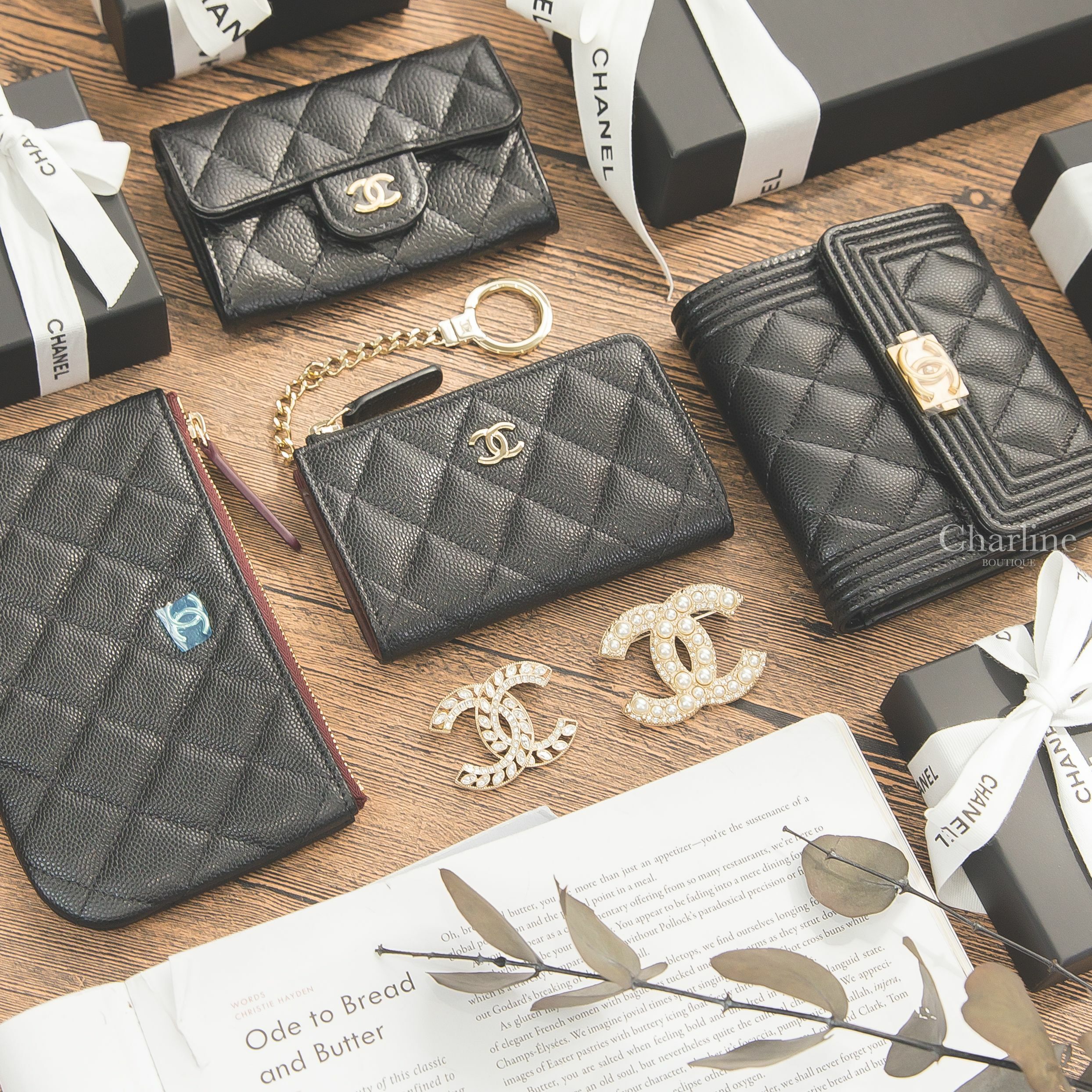 Chanel 黑色金CC荔枝菱格紋金色鑰匙圈拉鍊包,黑色金CC荔枝菱格紋拉鍊零錢包,黑色金CC荔枝菱格紋零錢夾,黑色金CC荔枝菱格紋三折短夾,金色簍空麥穗方型水鑽CC胸針,金色大小珍珠水鑽CC胸針-Charline Boutique 精品代購