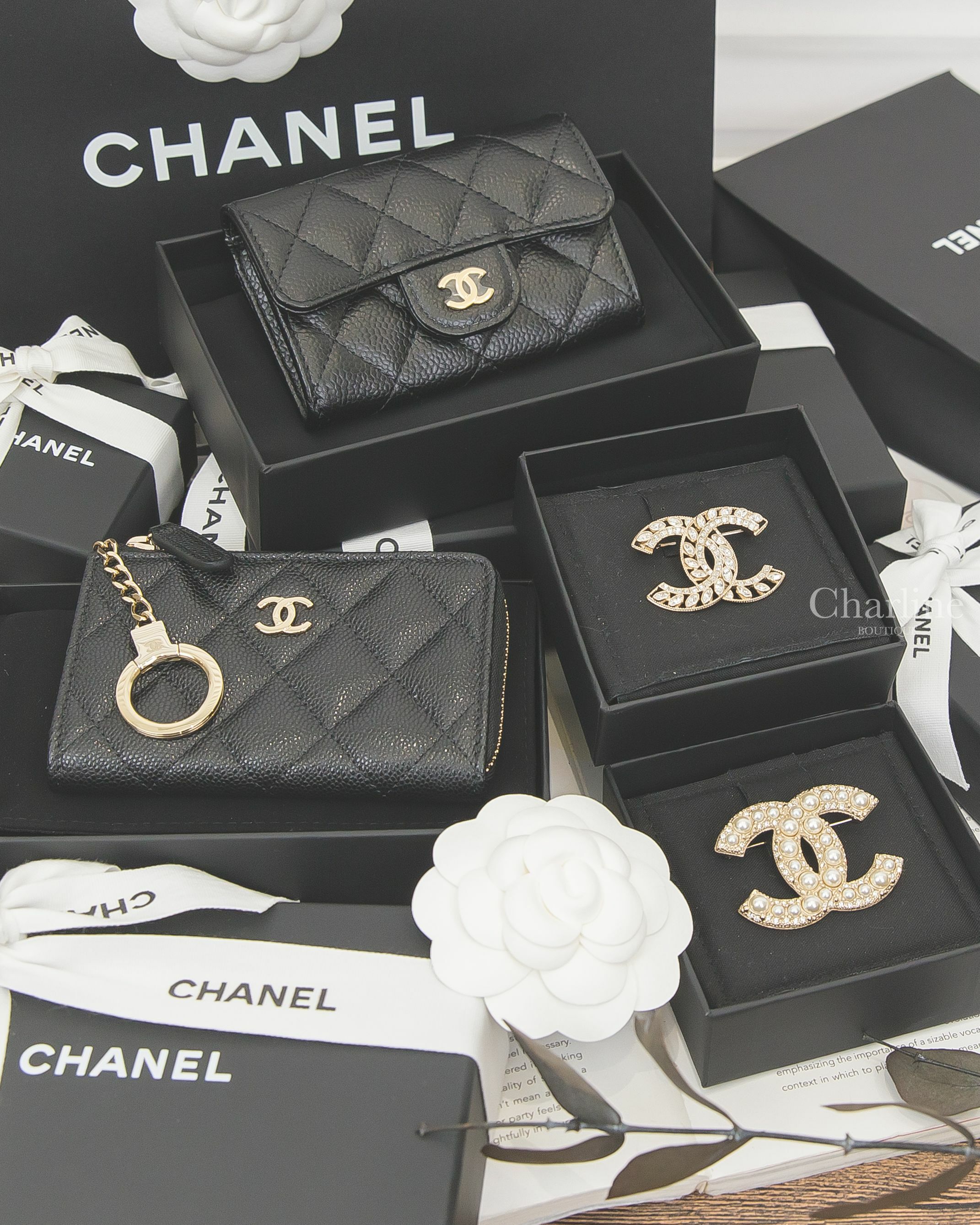 Chanel 黑色金CC酒紅內裡荔枝菱格紋金色鑰匙圈拉鍊包,Chanel 黑色金CC酒紅內裡荔枝菱格紋零錢夾,Chanel 金色簍空麥穗方型水鑽CC胸針,Chanel 金色大小珍珠水鑽CC胸針-Charline Boutique 精品代購