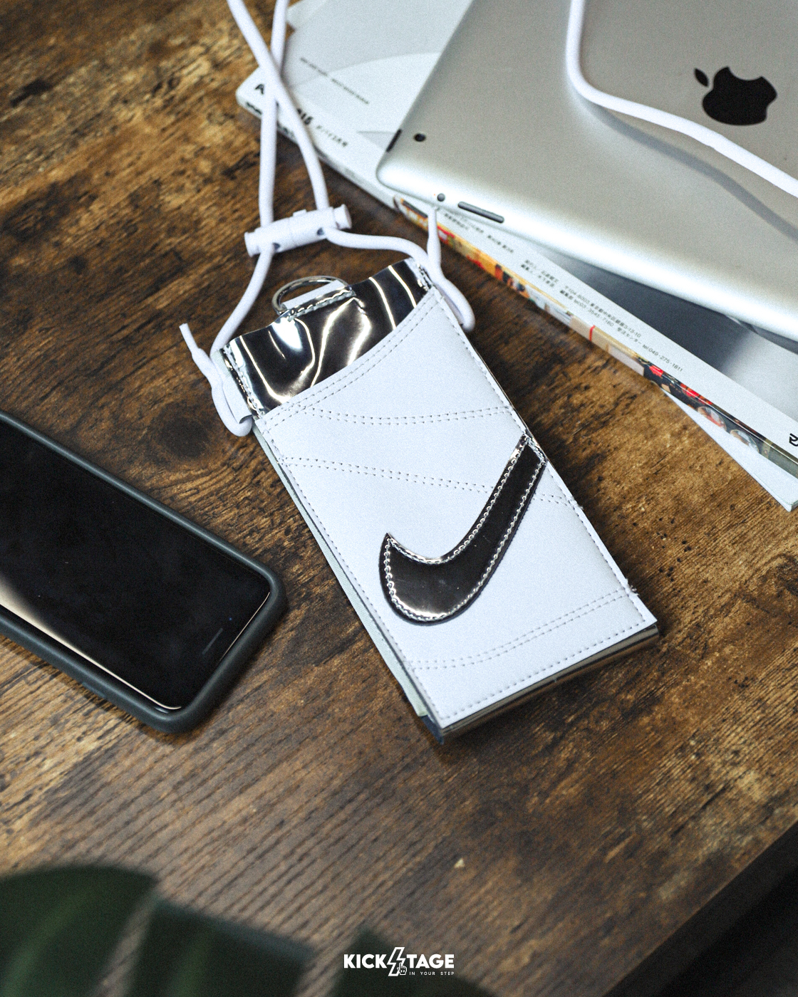 NIKE PREMIUM FORCE PHONE CROSSBODY 白銀色 運動 休閒 皮革 可觸控 手機包 斜背包【HQ6924-013】NIKEICON