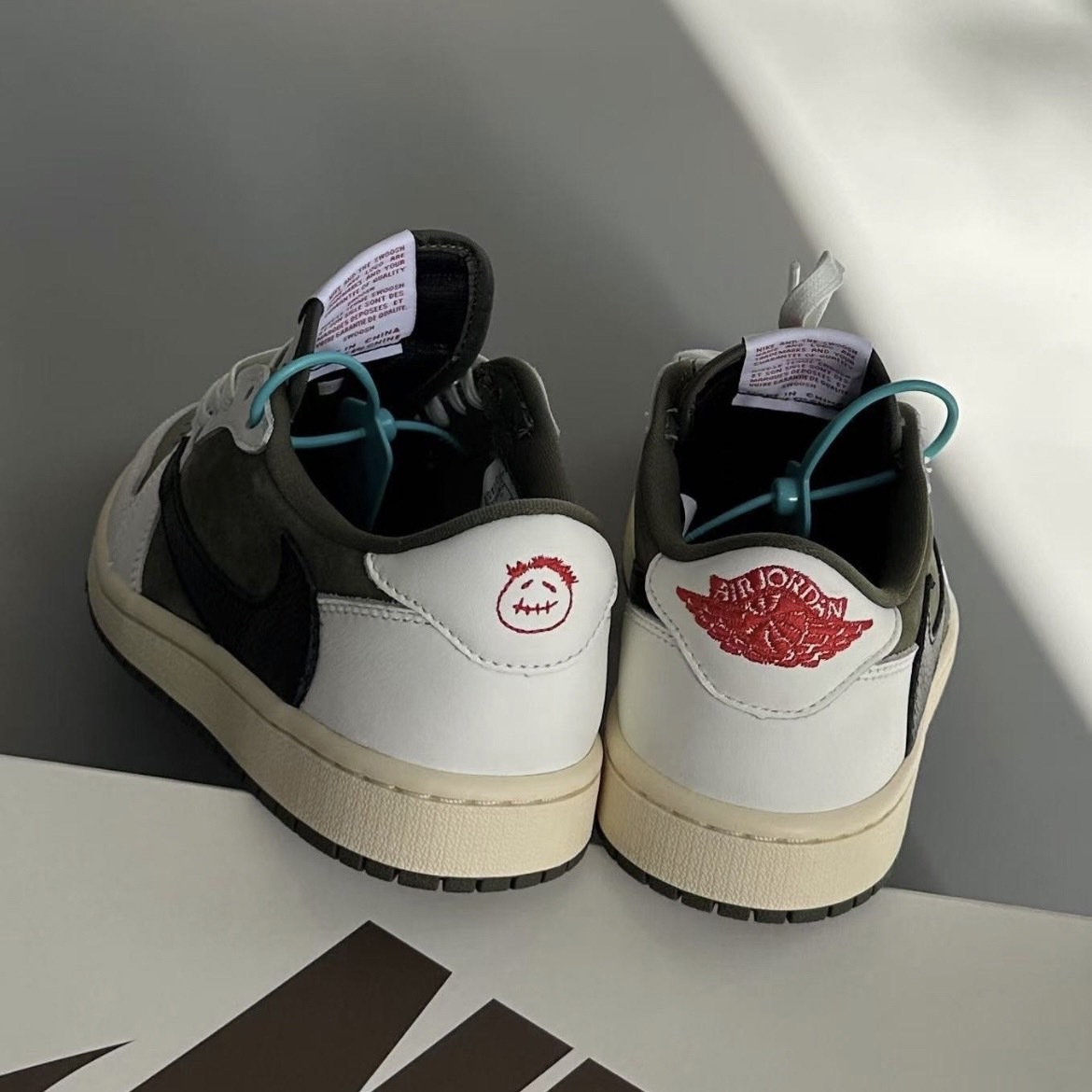 Travis Scott x Air Jordan 1 low “Medium olive ” DM7866-200