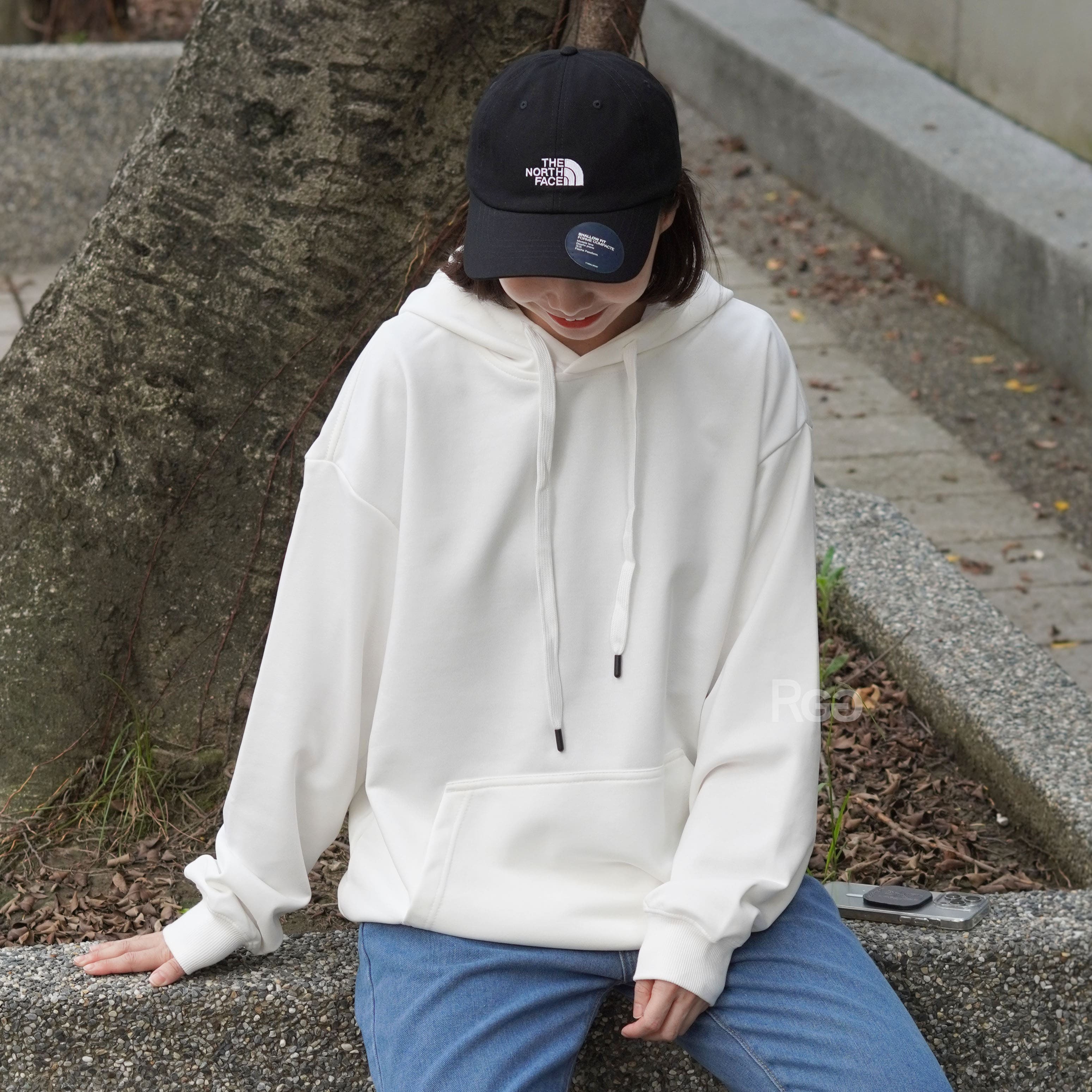 女模穿著ArriveGuide 重磅寬版落肩帽T白色