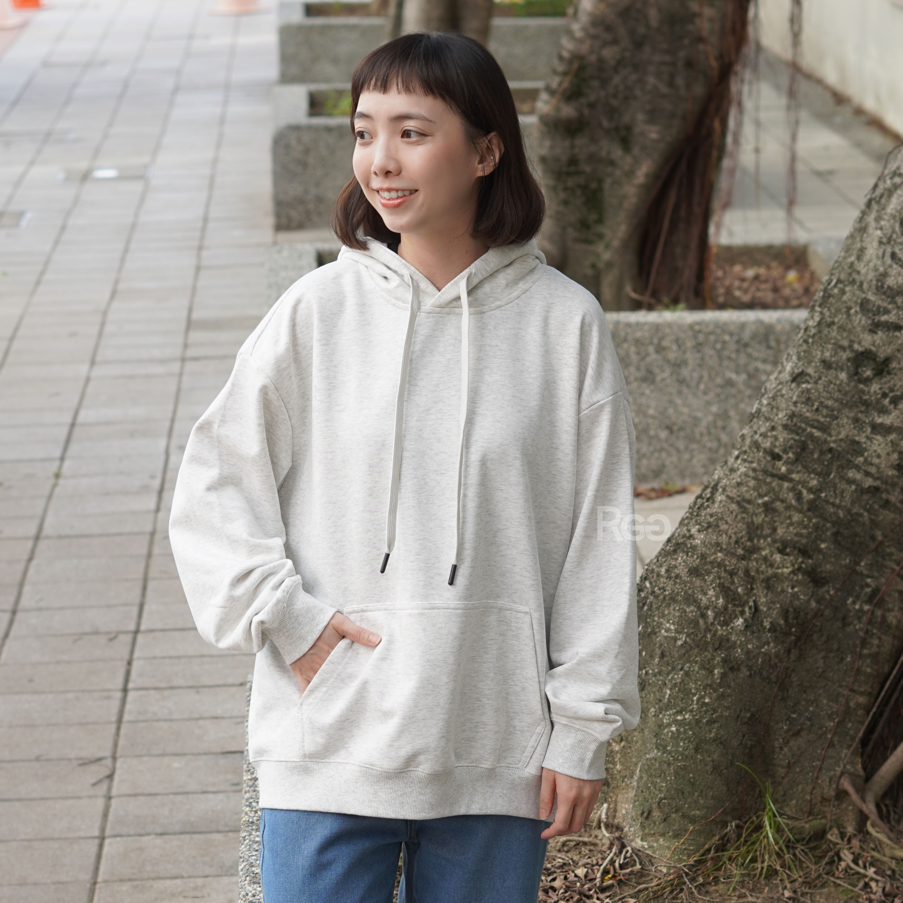 女模穿著ArriveGuide 重磅寬版落肩帽T雪花灰