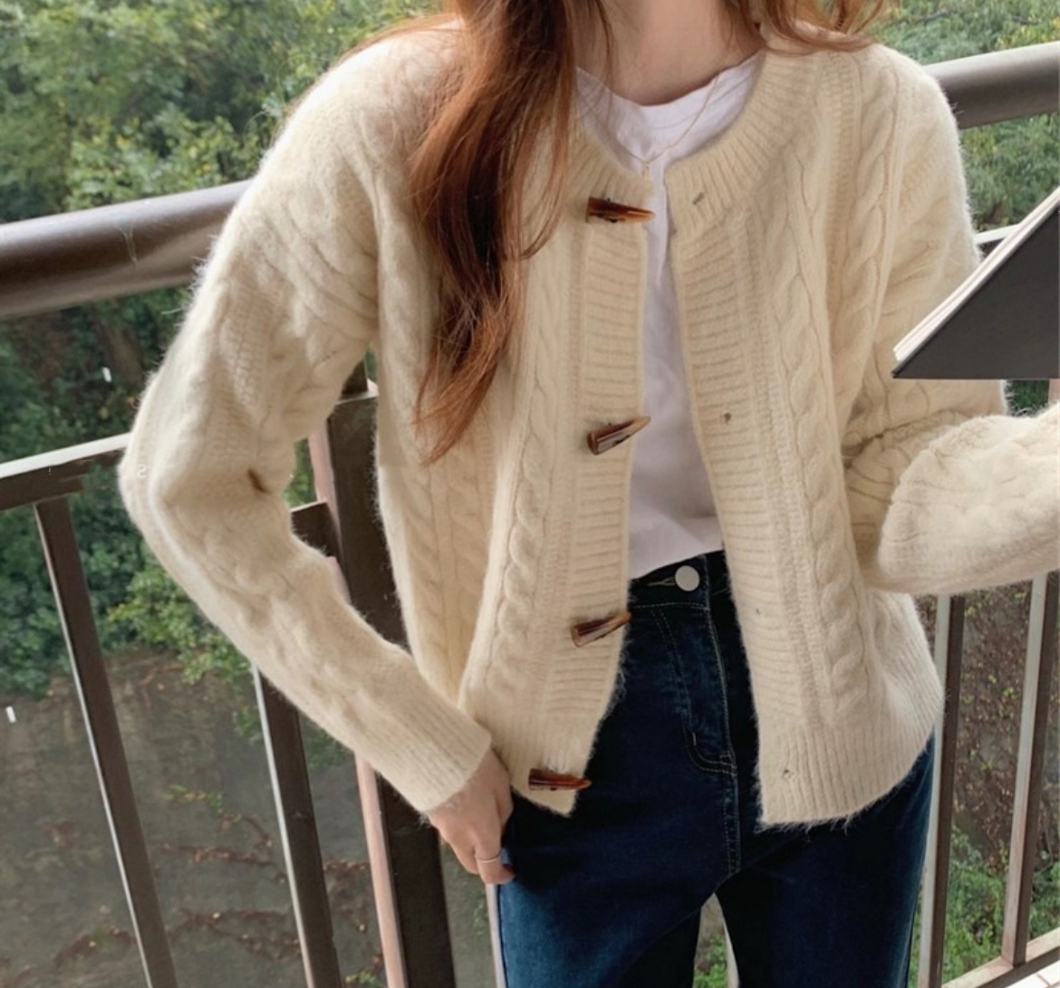 ᴷᴼᴿᴱᴬ 正韓🇰🇷日系牛角釦短版麻花編織針織外套（五色）