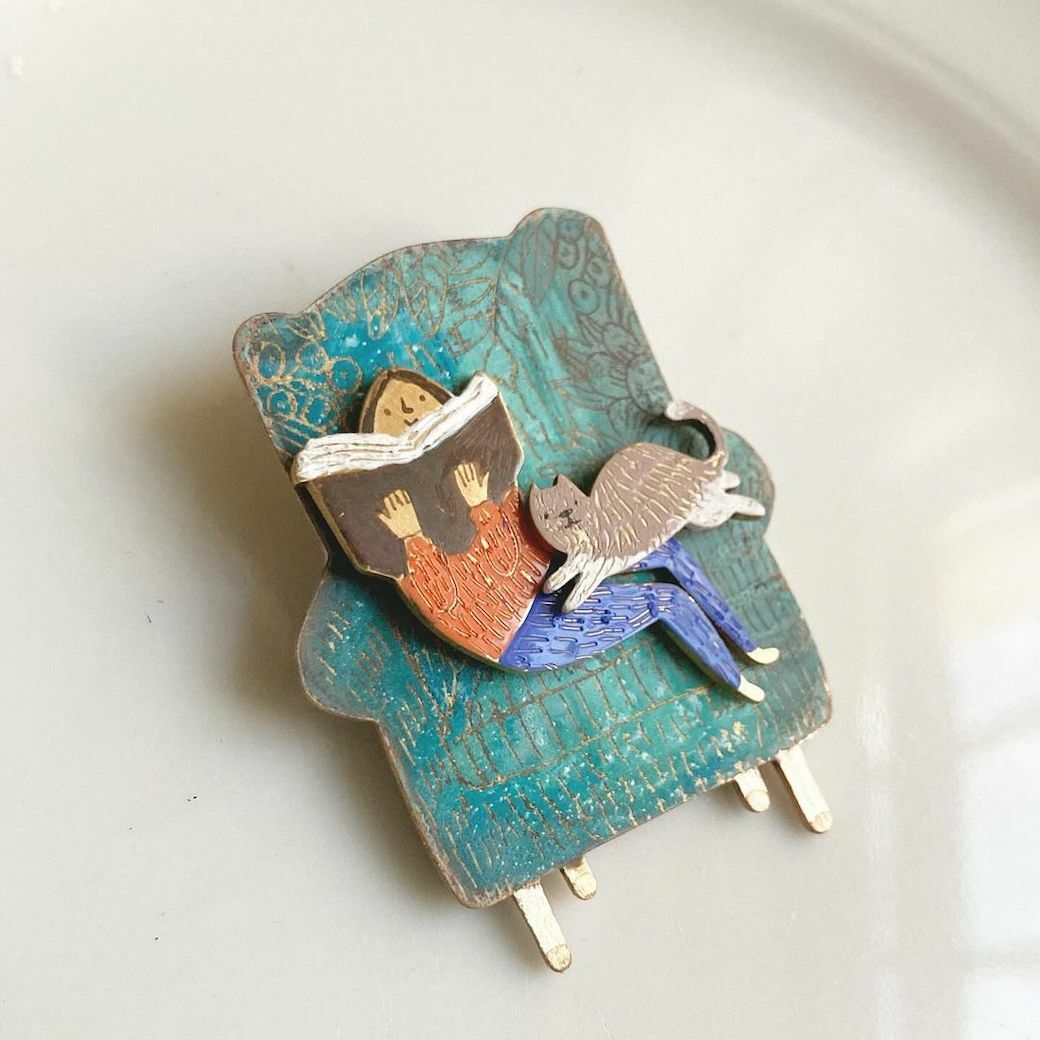 沙發椅上的人生 黃銅胸針 德國 Breadcrumbs craft