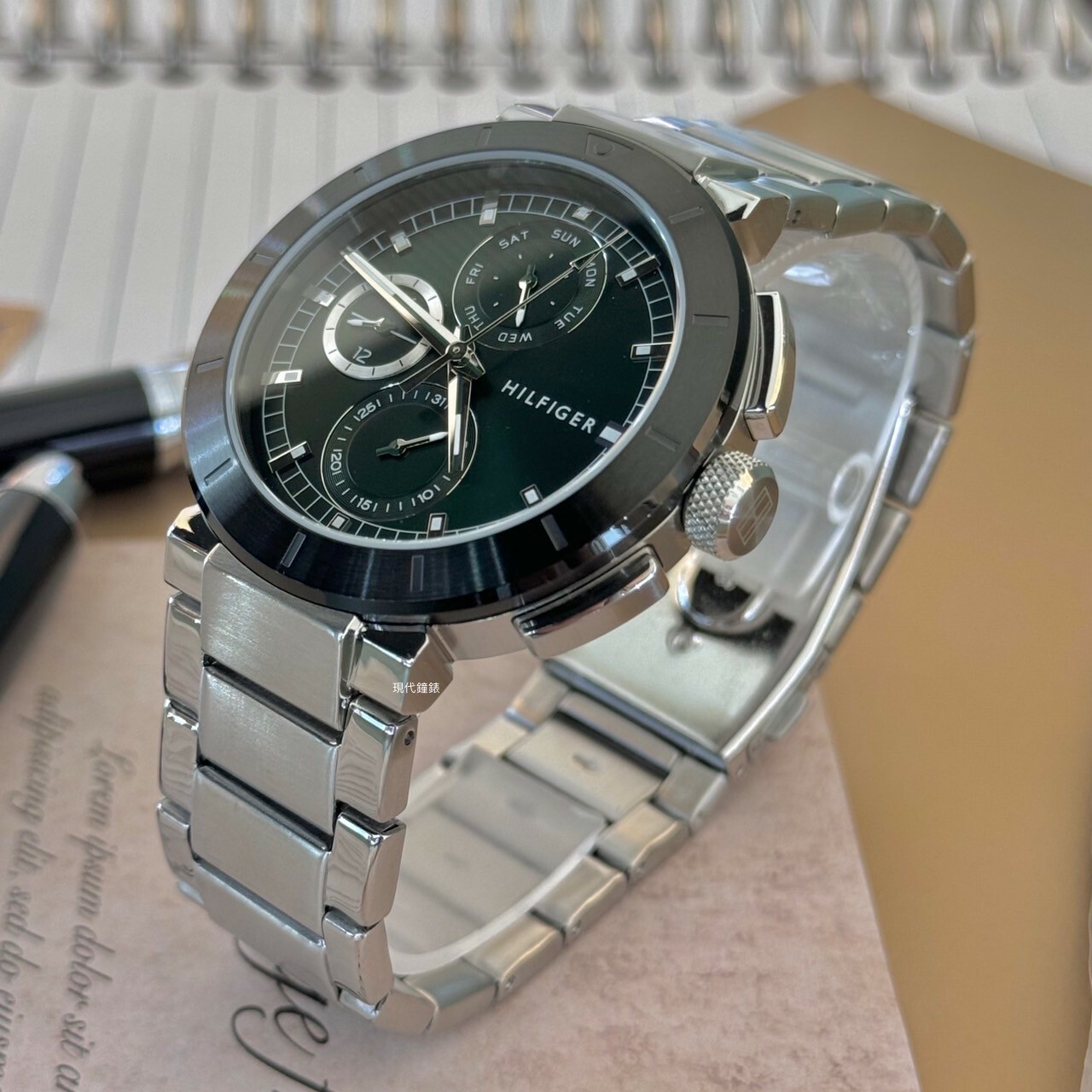 【Tommy Hilfiger】經典男士三眼銀殼綠面款1792117 44mm 現代鐘錶