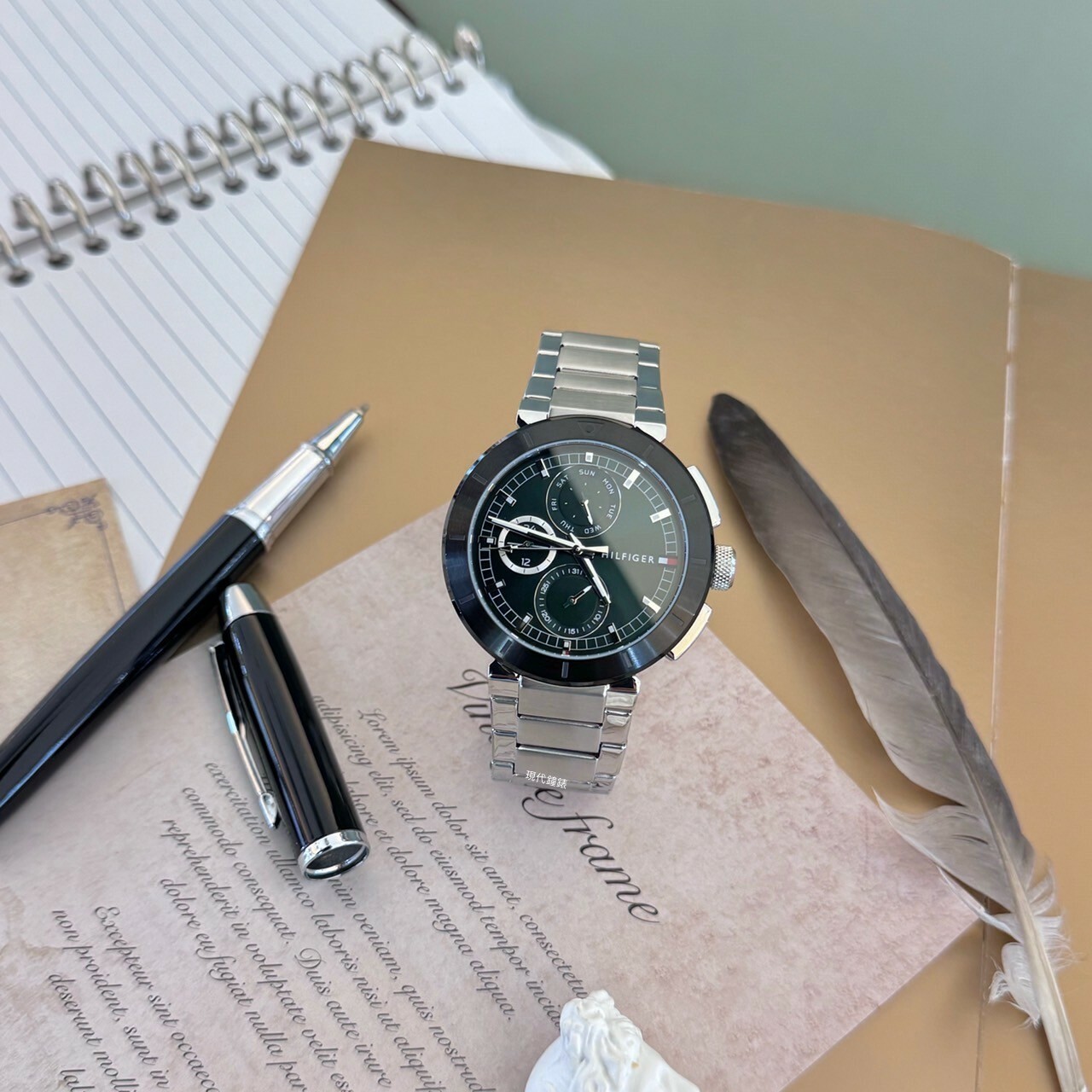 【Tommy Hilfiger】經典男士三眼銀殼綠面款1792117 44mm 現代鐘錶