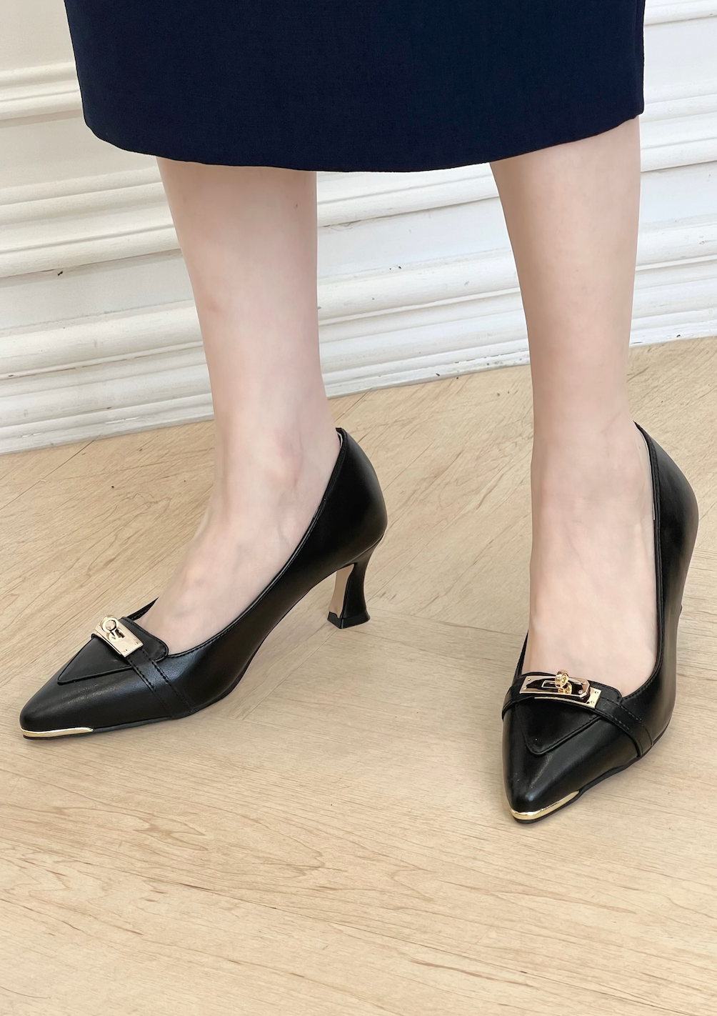 (輕奢高雅)金鎖尖頭高跟鞋