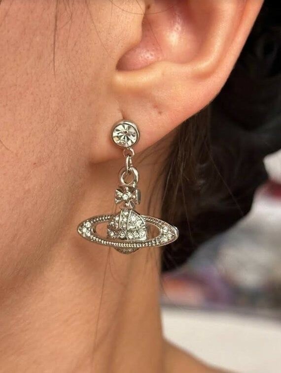 Vivienne Westwood 超經典款 帶鑽浮雕土星Logo 吊墜耳環 西太后 mini bas relief drop