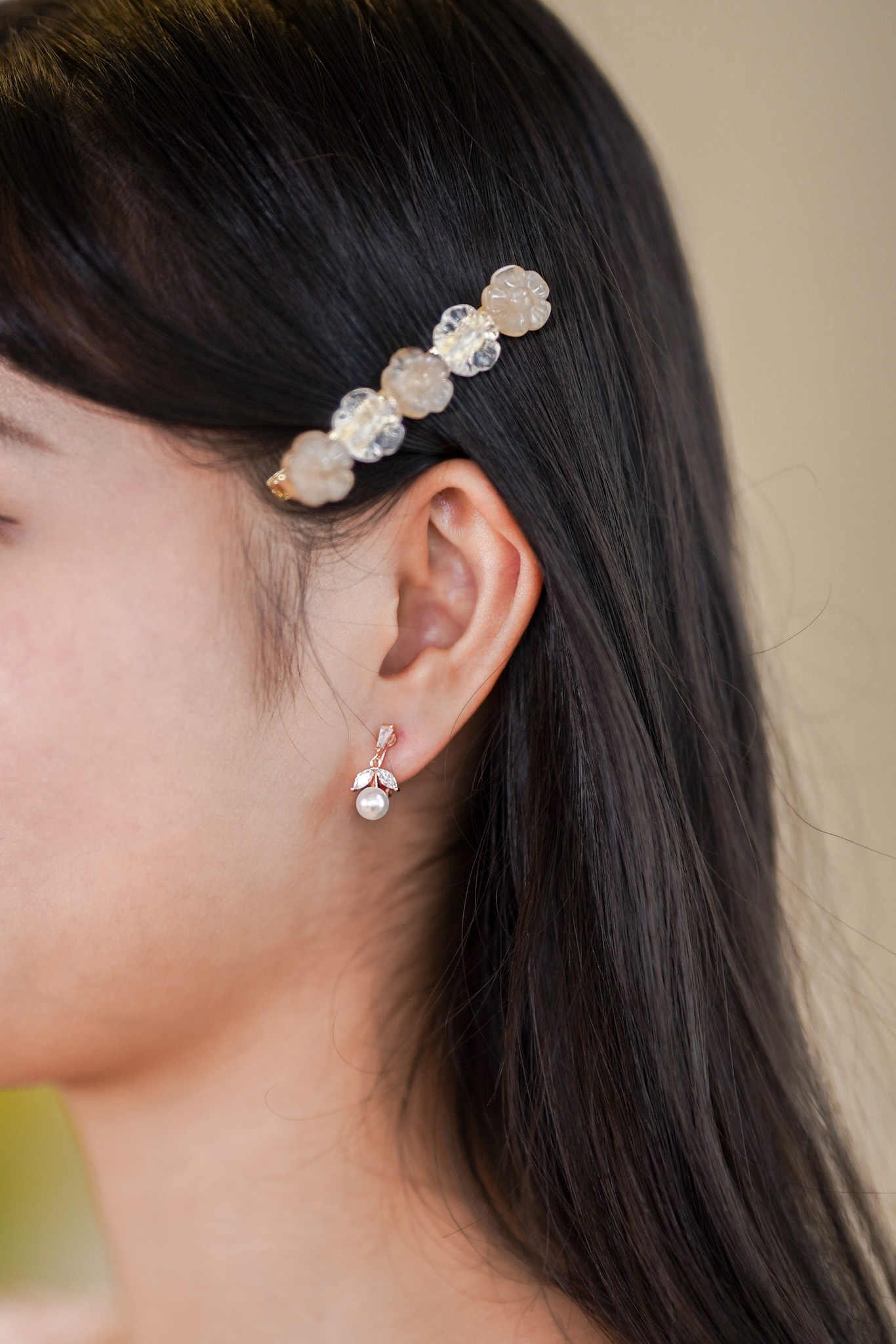 AC136 Leaf Pearl Ear Clips