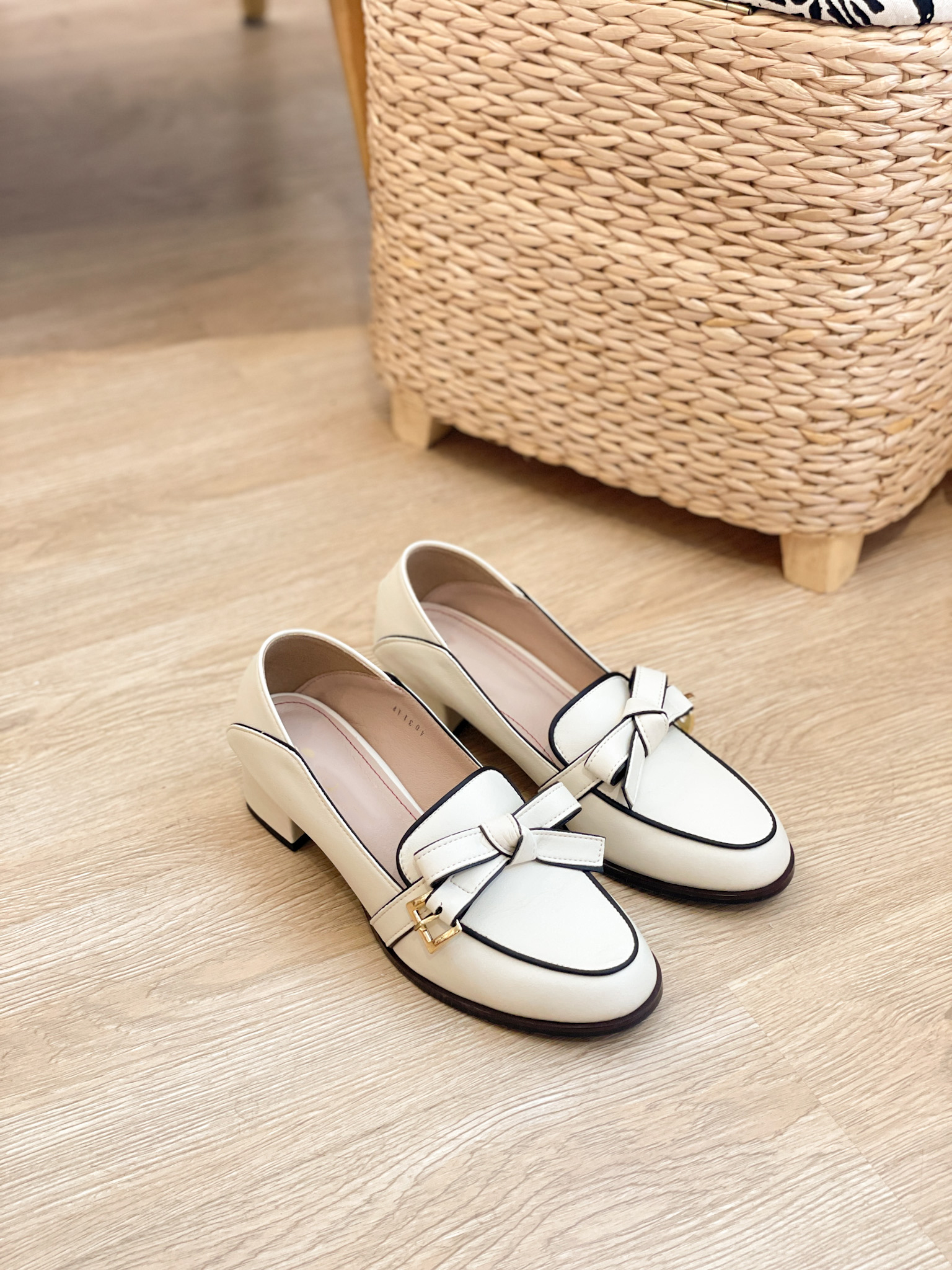 SHOE048 Contrasted Ribbon Shoes