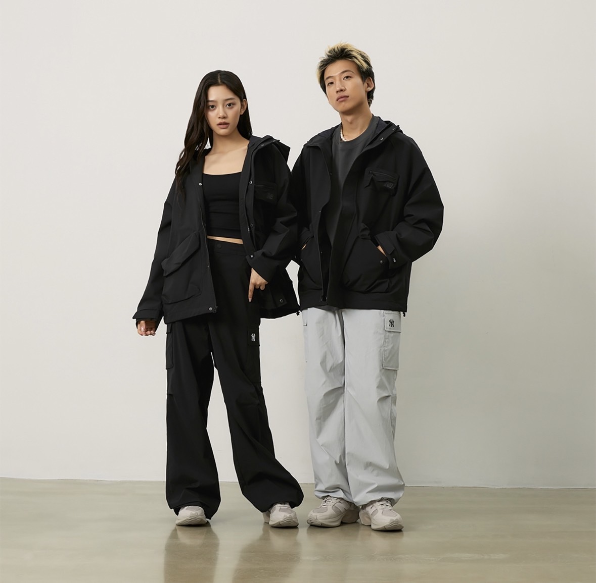 【NEW BALANCE】UNI フライング軽量配色ウィンドブレーカー New Balance NB 24FW 連帽梭織外套山系兩色綠色黑色AMJ43309