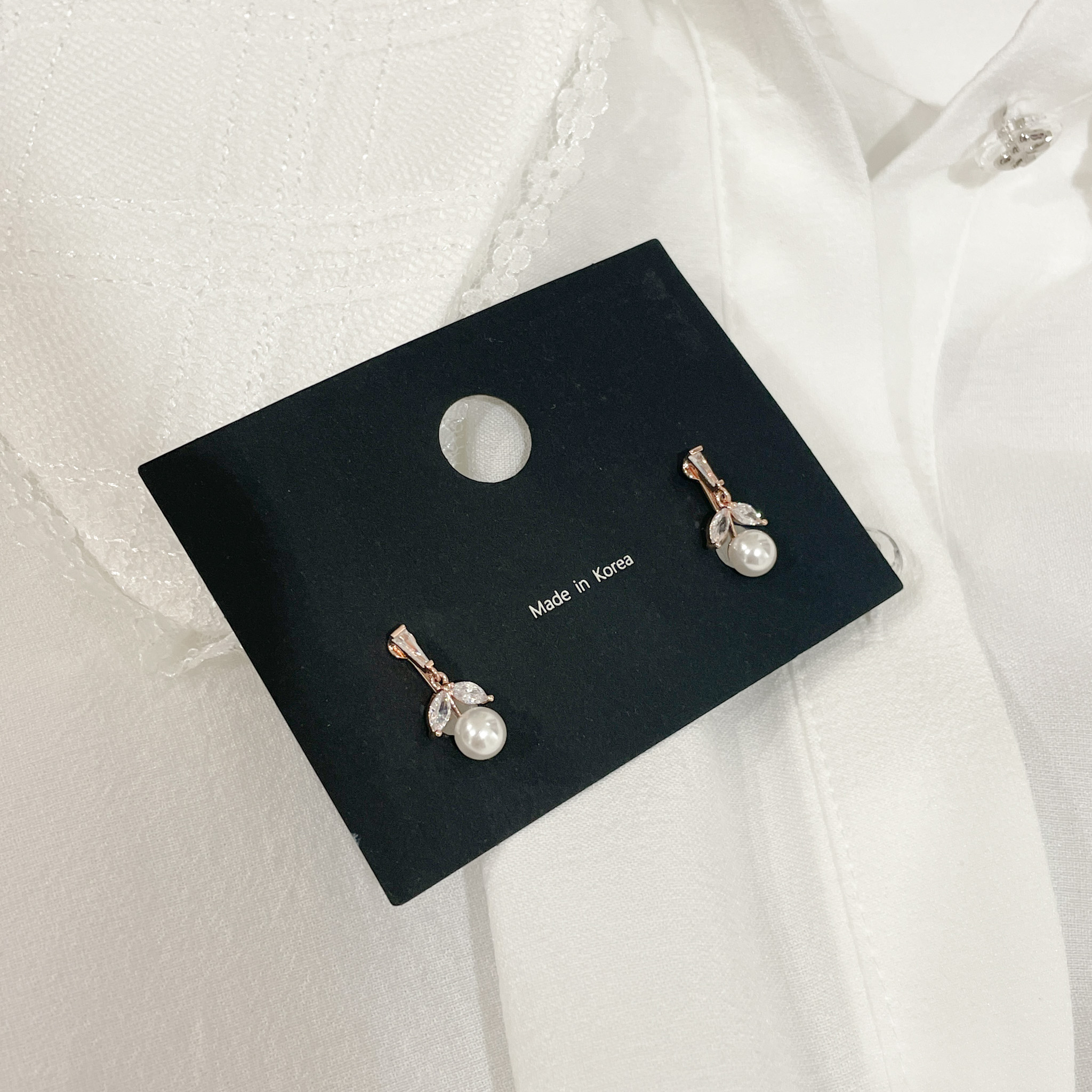 AC136 Leaf Pearl Ear Clips