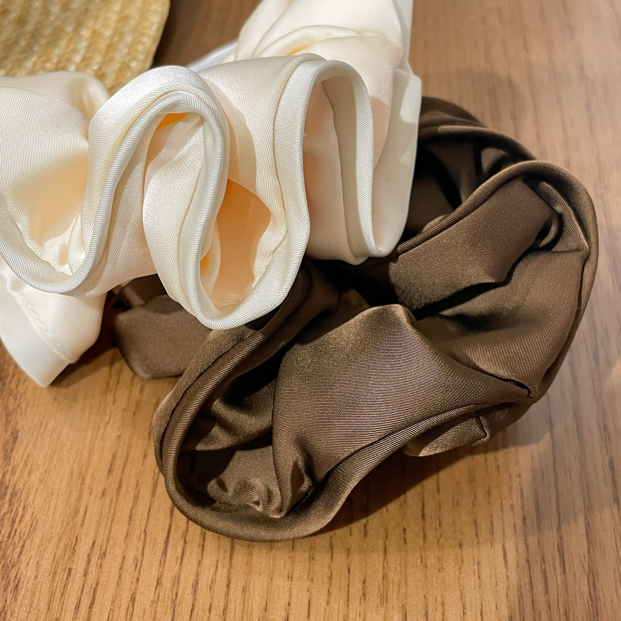 AC133 Shiny Beige / Brown Scrunchies