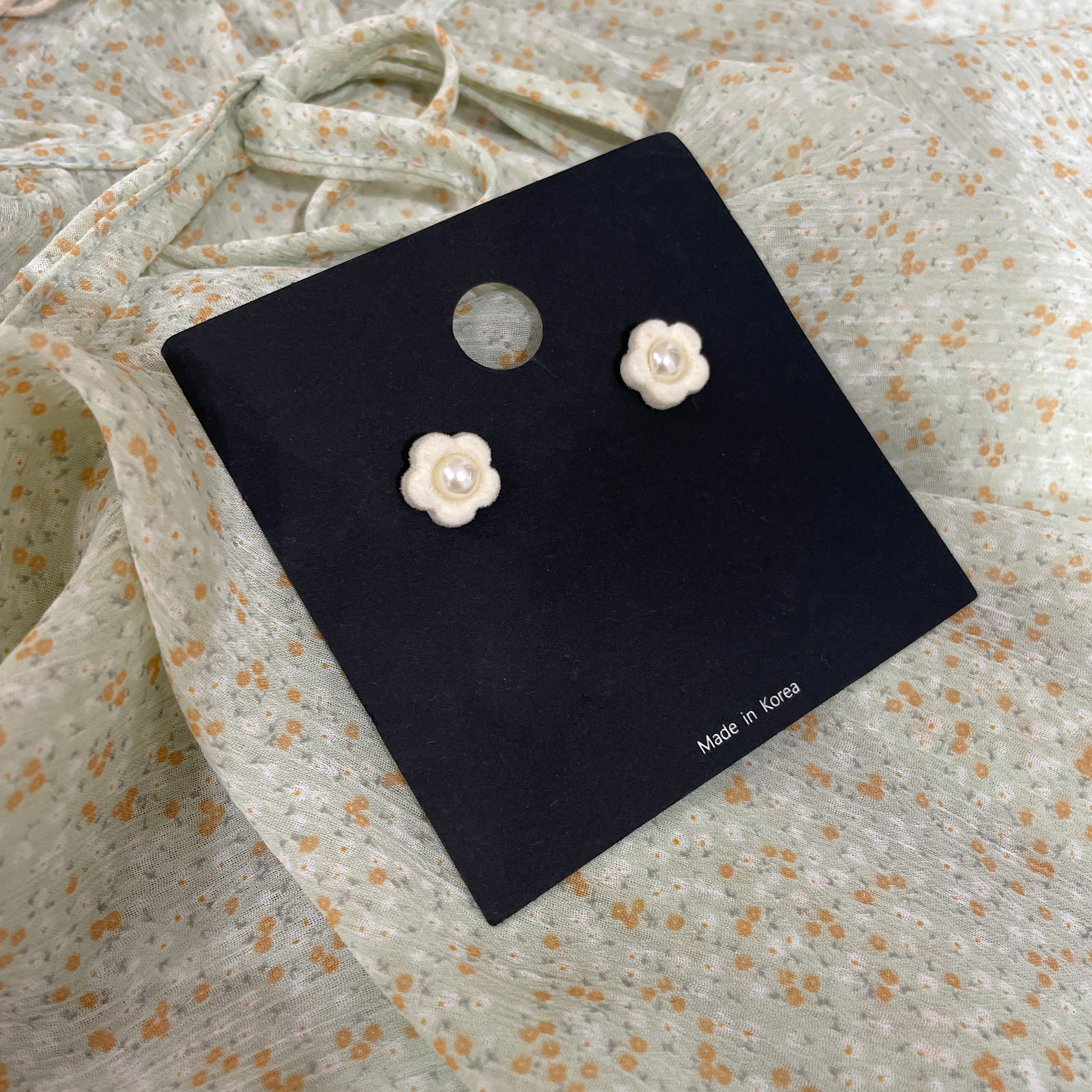 AC139 Velvet Daisy Earrings