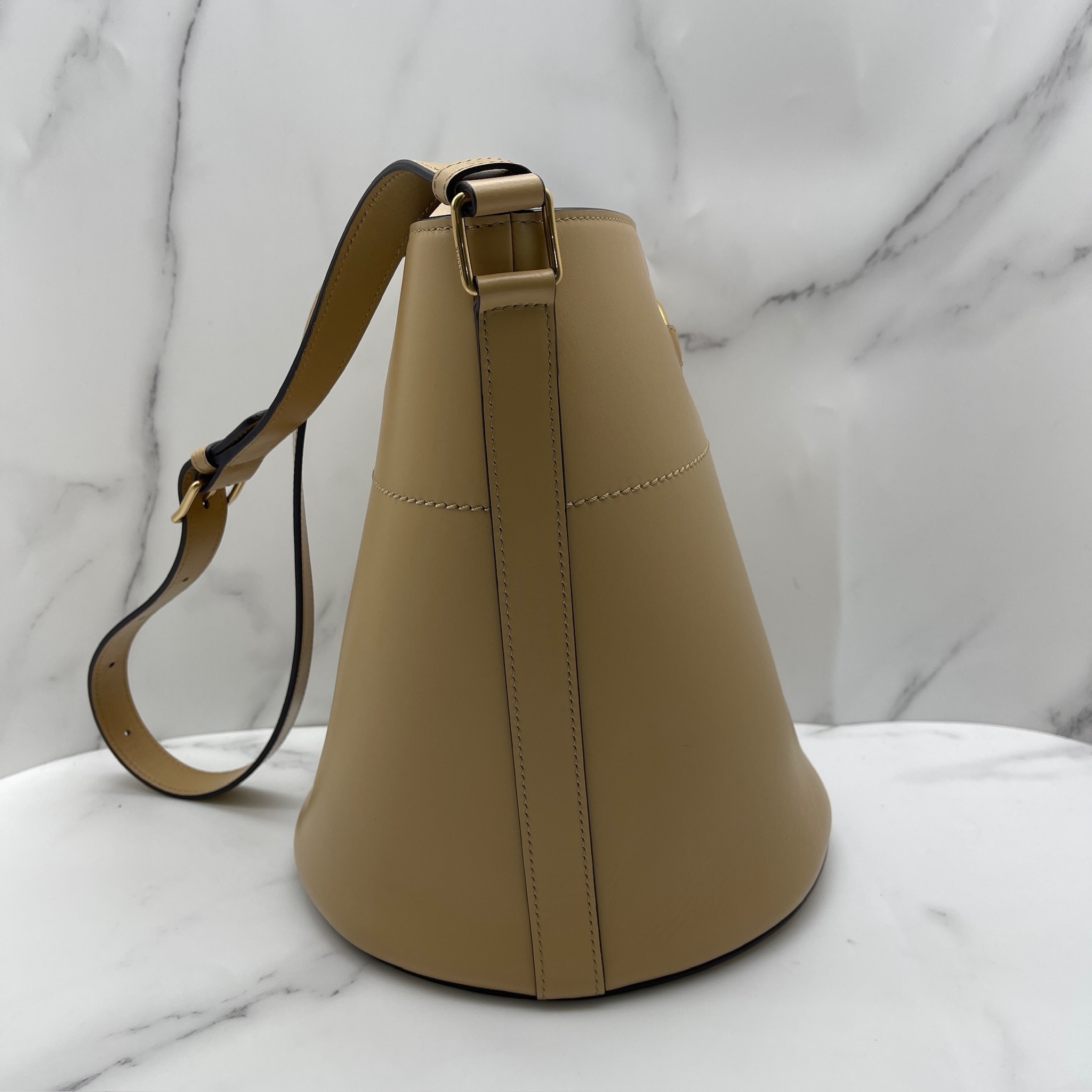 【CELINE】Celine Mailloon satiate bucket【ランク:Ａ】 CELINE Satinated Calfskin Maillon Triomphe Bucket Bag Sand