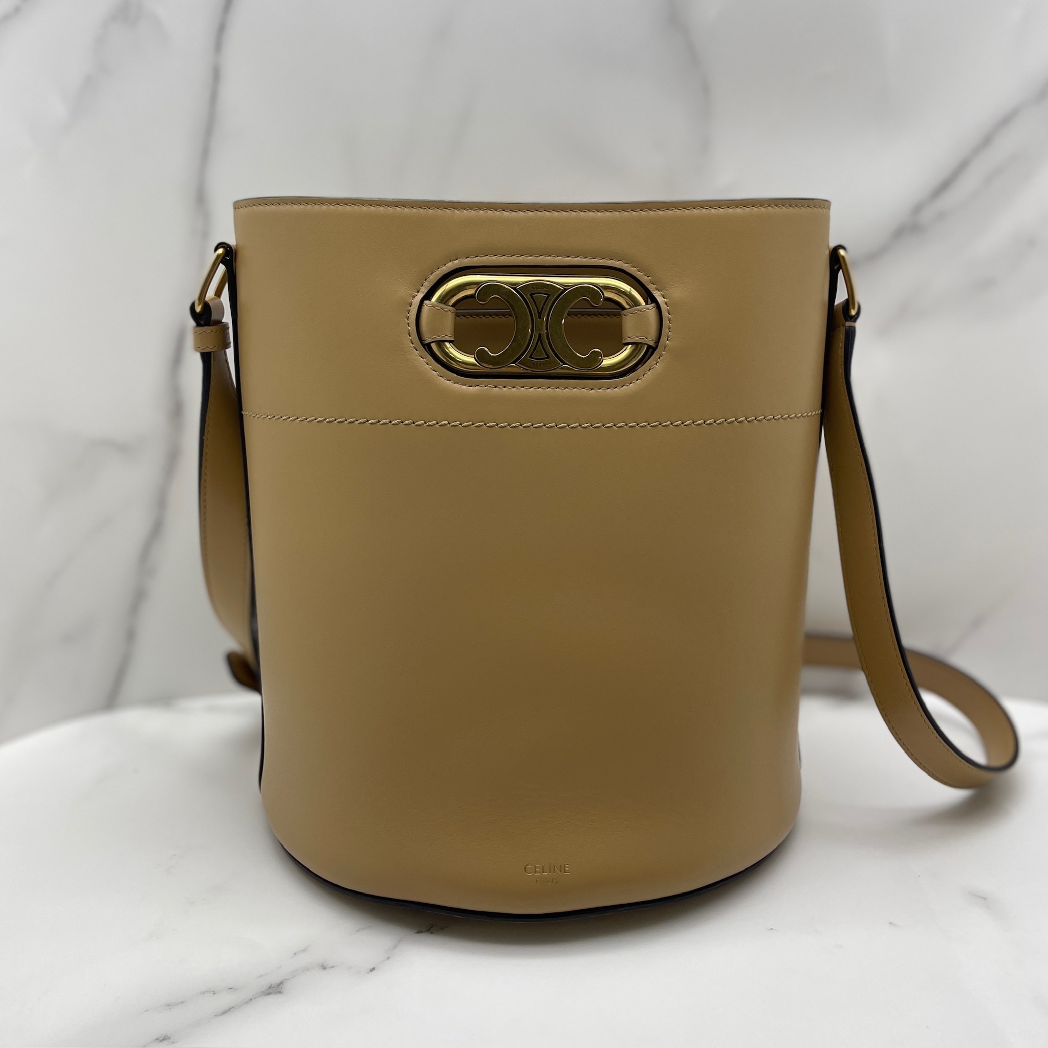 【CELINE】Celine Mailloon satiate bucket【ランク:Ａ】 CELINE Satinated Calfskin Maillon Triomphe Bucket Bag Sand