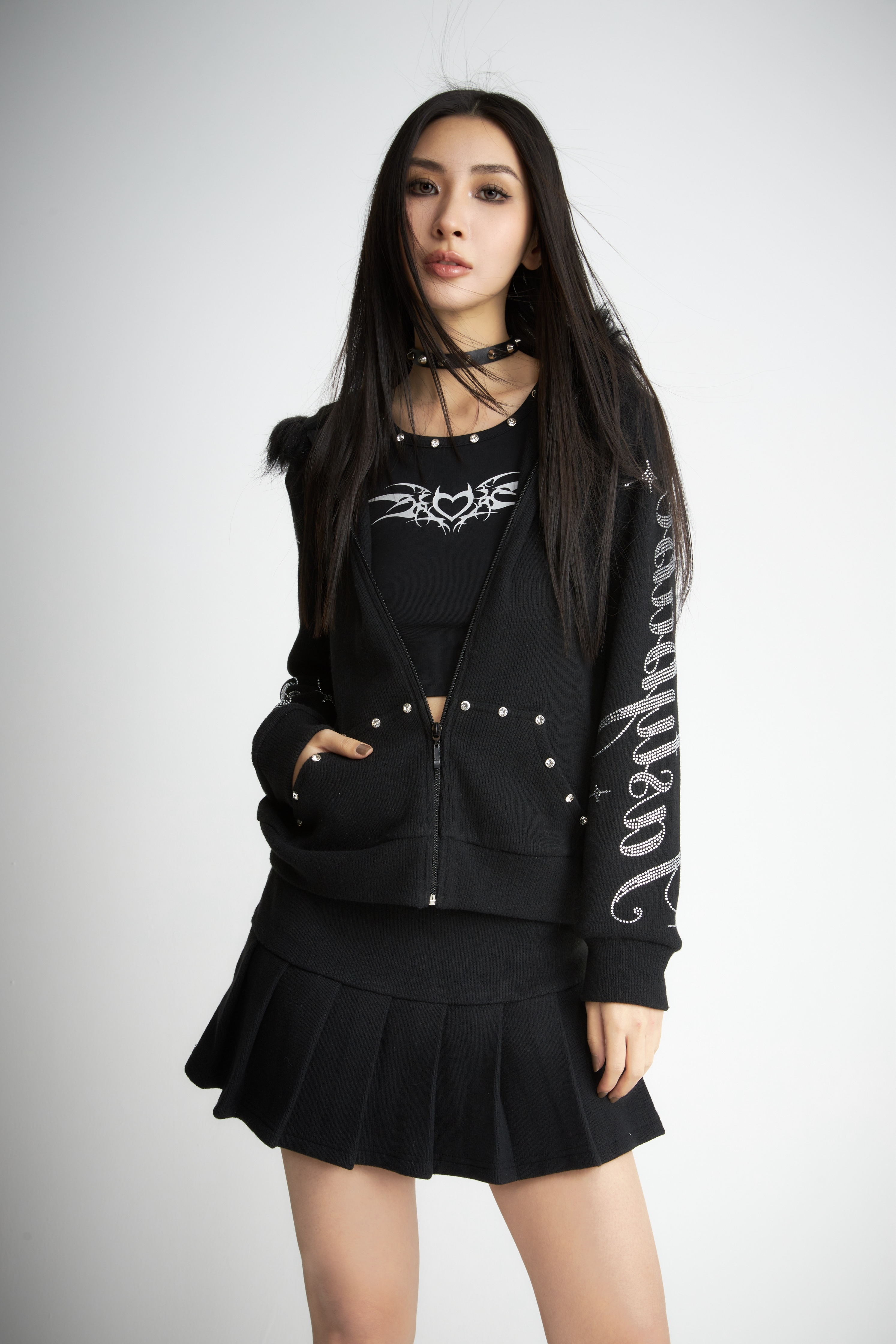 ArtByTastybabe 文字黏鑽 鉚釘 毛領連帽外套 黑色