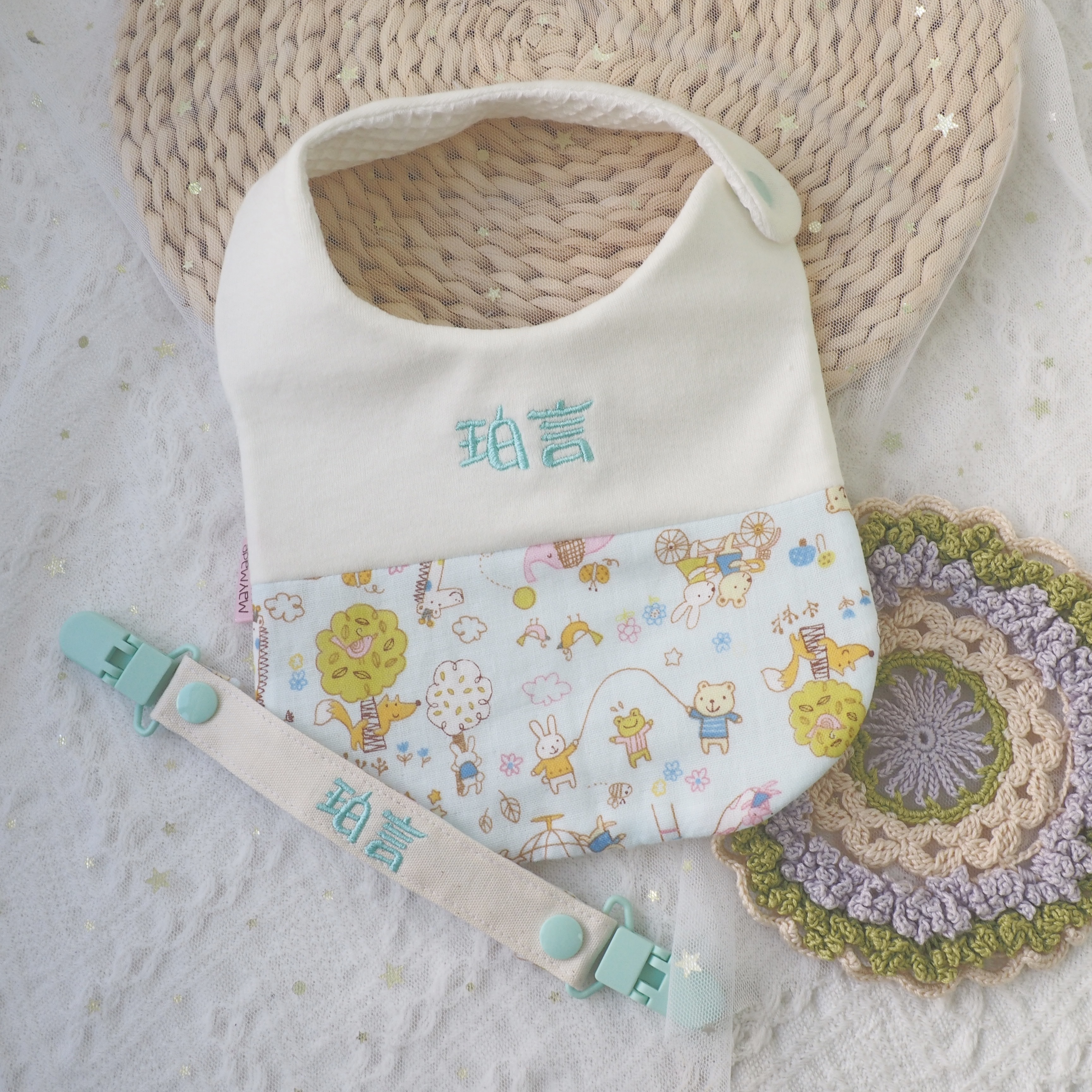 [SALE] 綠色動物公園圖案 拼布款繡名口水肩