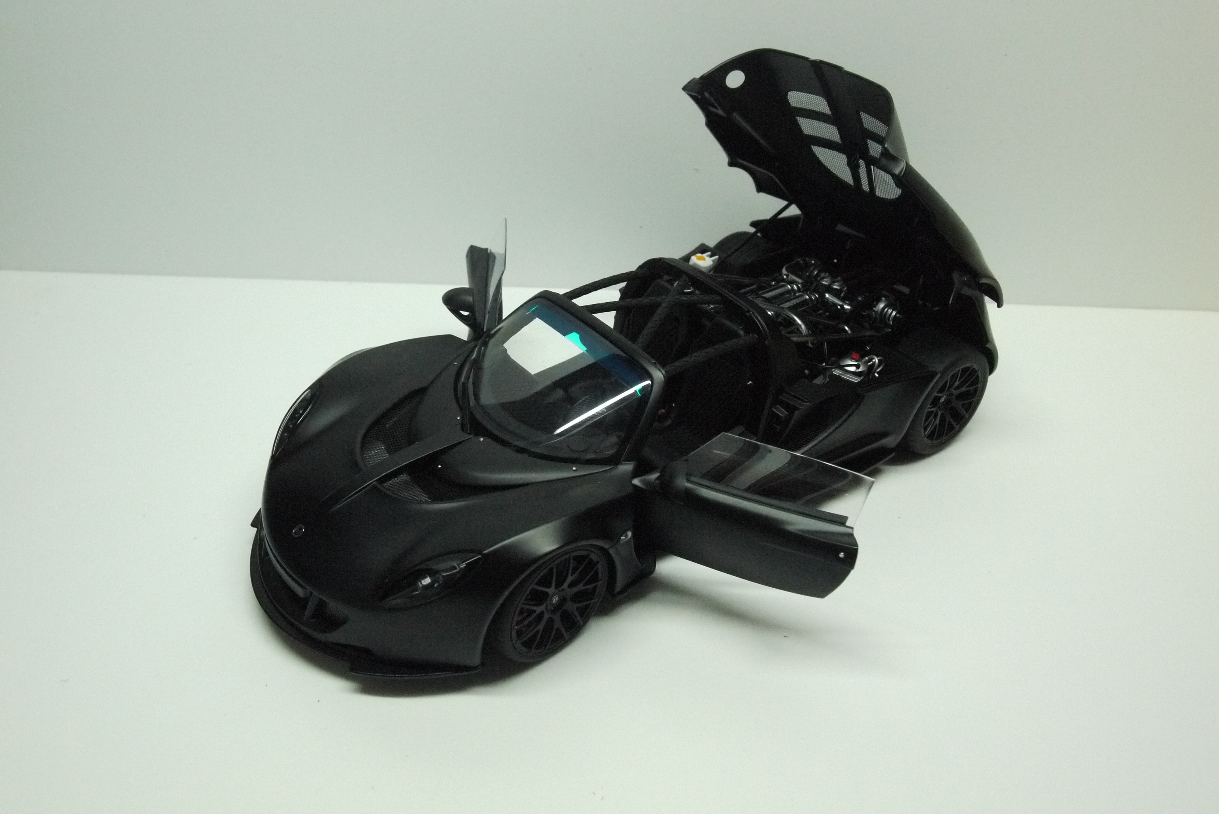 Autoart Signature 1/18 Hennessey Venom GT Spyder Matt Black