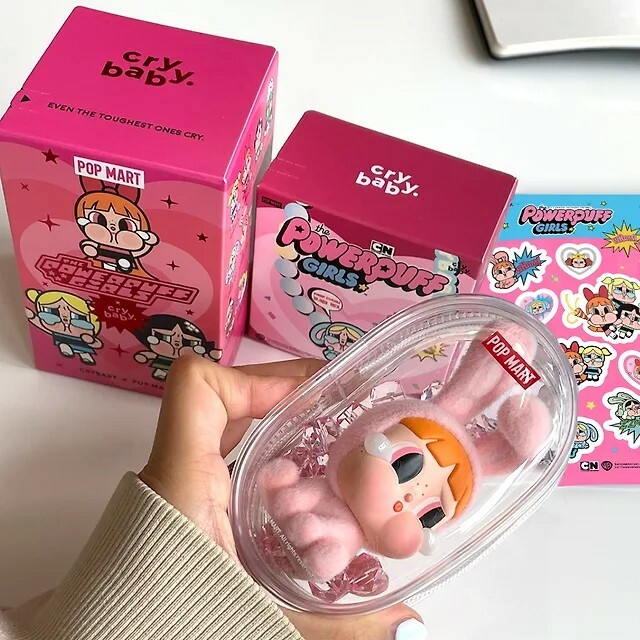 【預購】POP MART 泡泡馬特 CryBaby X 飛天小女警 盲盒 手鍊 溜娃包 貼紙 限量販售