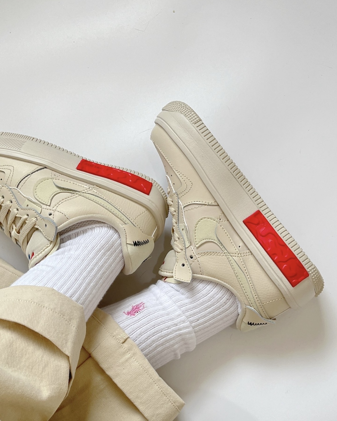 【現貨】Nike W Air Force 1 Fontanka 刺繡 三勾 縫線 厚底 奶茶 紅