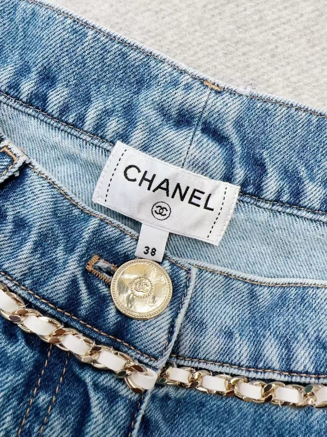 ジーンズ【CHANEL】24-25AW Chanel 25 スモール ハンドバッグ、ウォッシュド デニム、ブルー