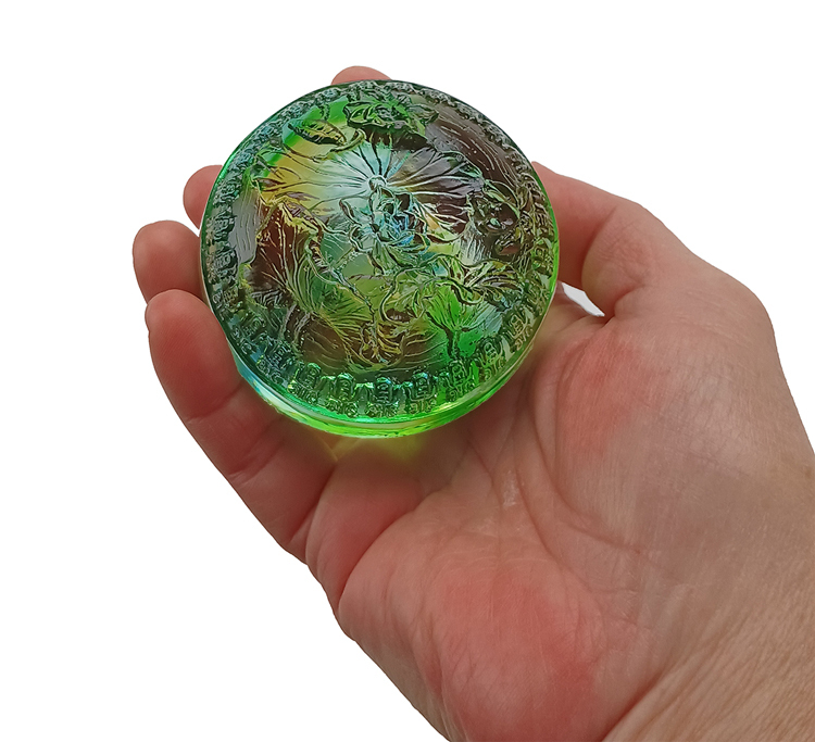 鹿港窯禮品館 琉璃文鎮【荷香蓮花】— 祝福世代綿延、家業興盛的藝術品