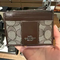 [S] COACH CU988 MN ID SKNY SIGNATURE JACQUARD,SV/OAK/MAPLE, 196395413577 (SCO952)