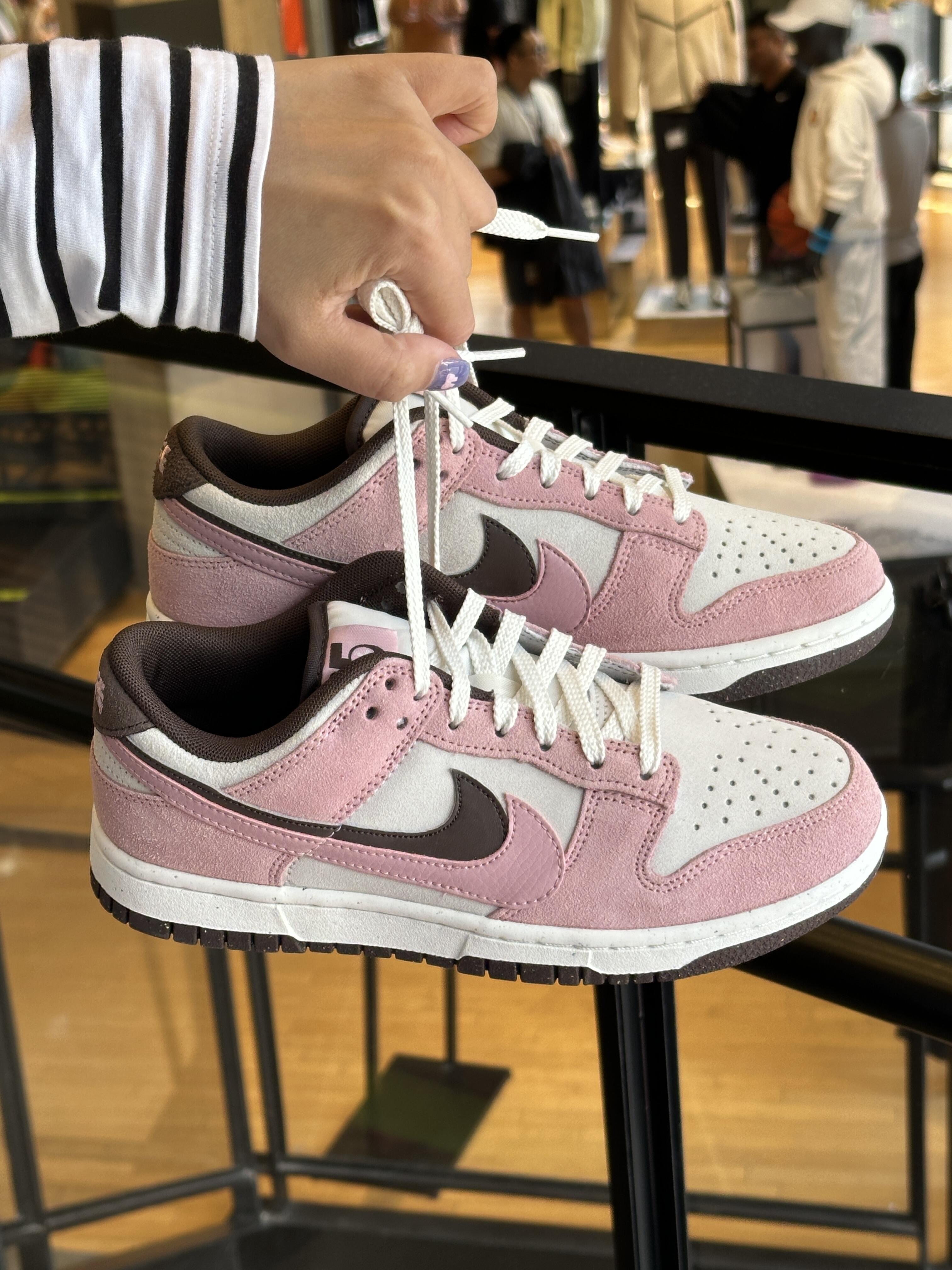 【預訂】NIKE DUNK LOW "Double Swoosh" 麂皮草莓可可-WOMEN