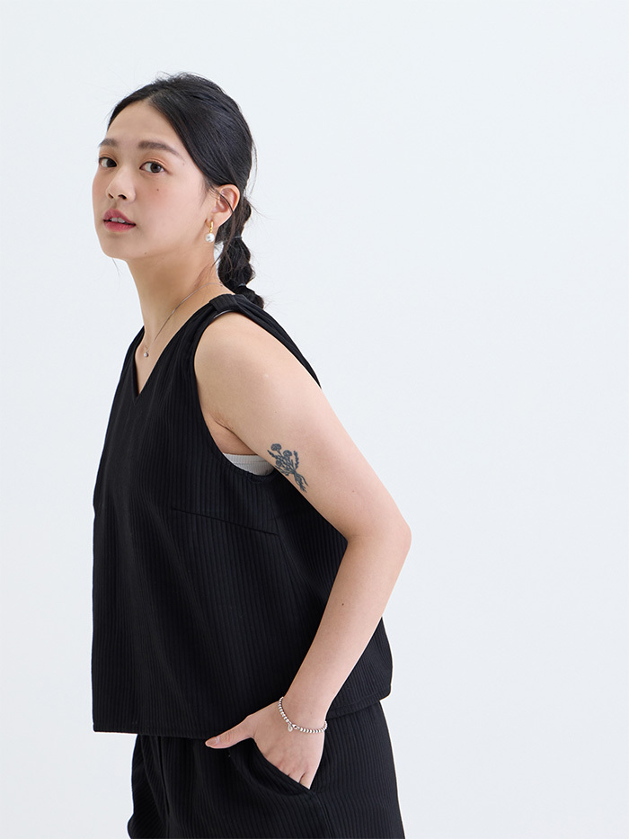 自遊V領無袖背心上衣-石黑