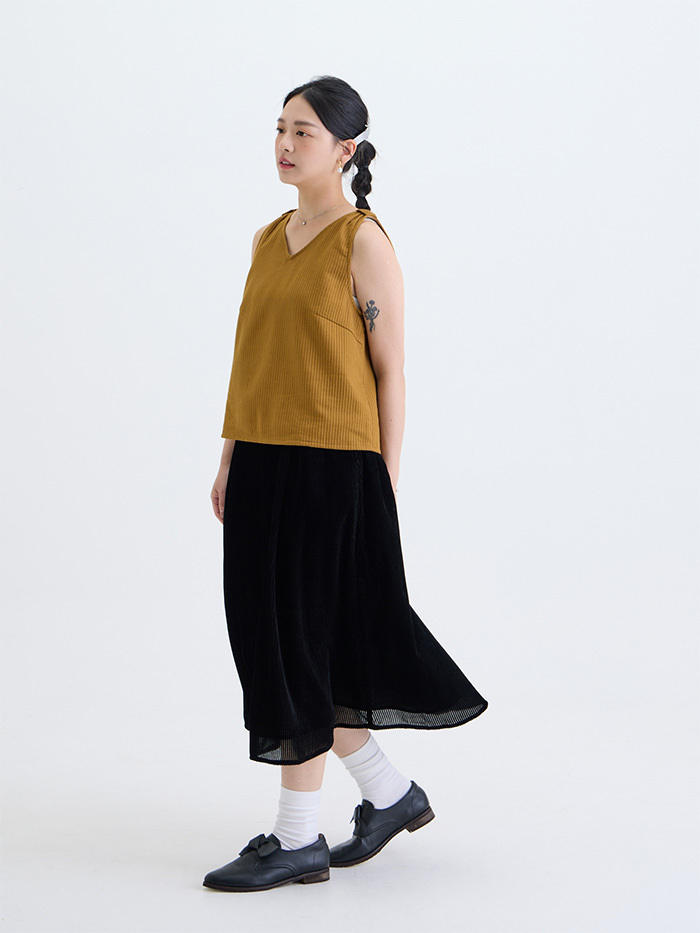 自遊V領無袖背心上衣-薑黃