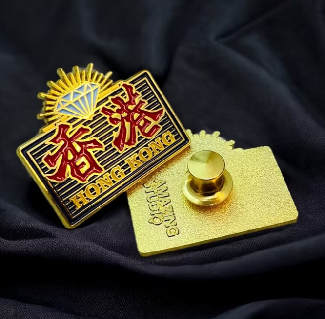 AMAZING STUDIO 金屬徽章【港式霓虹 - 香港】