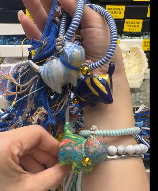260515 - C45 大漆貓手工流動掛飾（淺藍色系）人手繪製 隨機圖案
