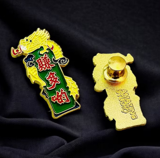 AMAZING STUDIO 金屬徽章【港式霓虹 - 賺多啲】