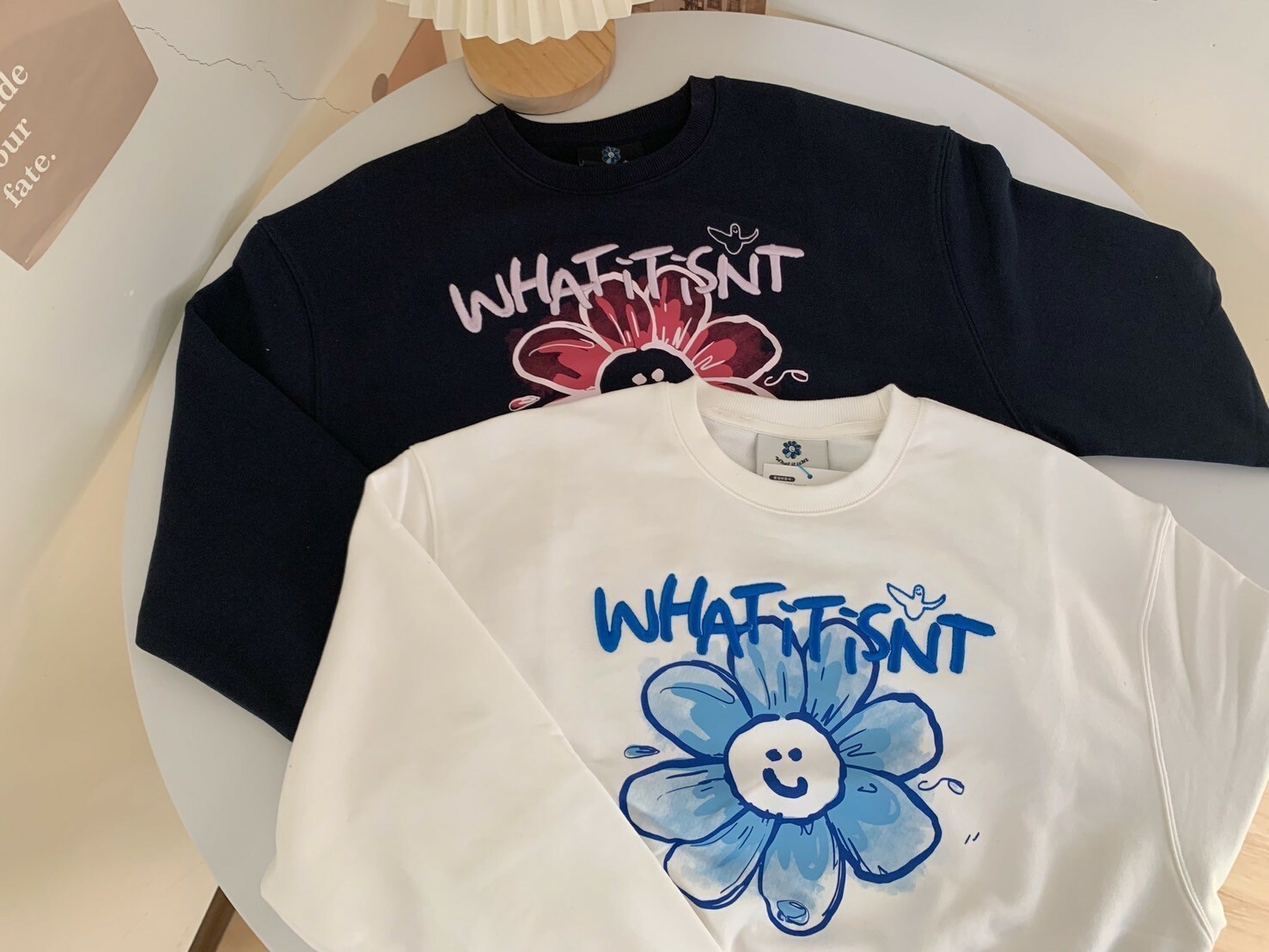 What it isnt  刺繡花朵大學T