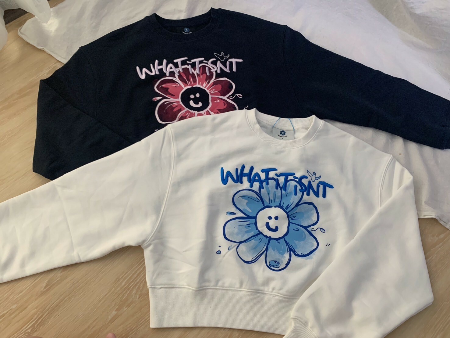 What it isnt  刺繡花朵大學T